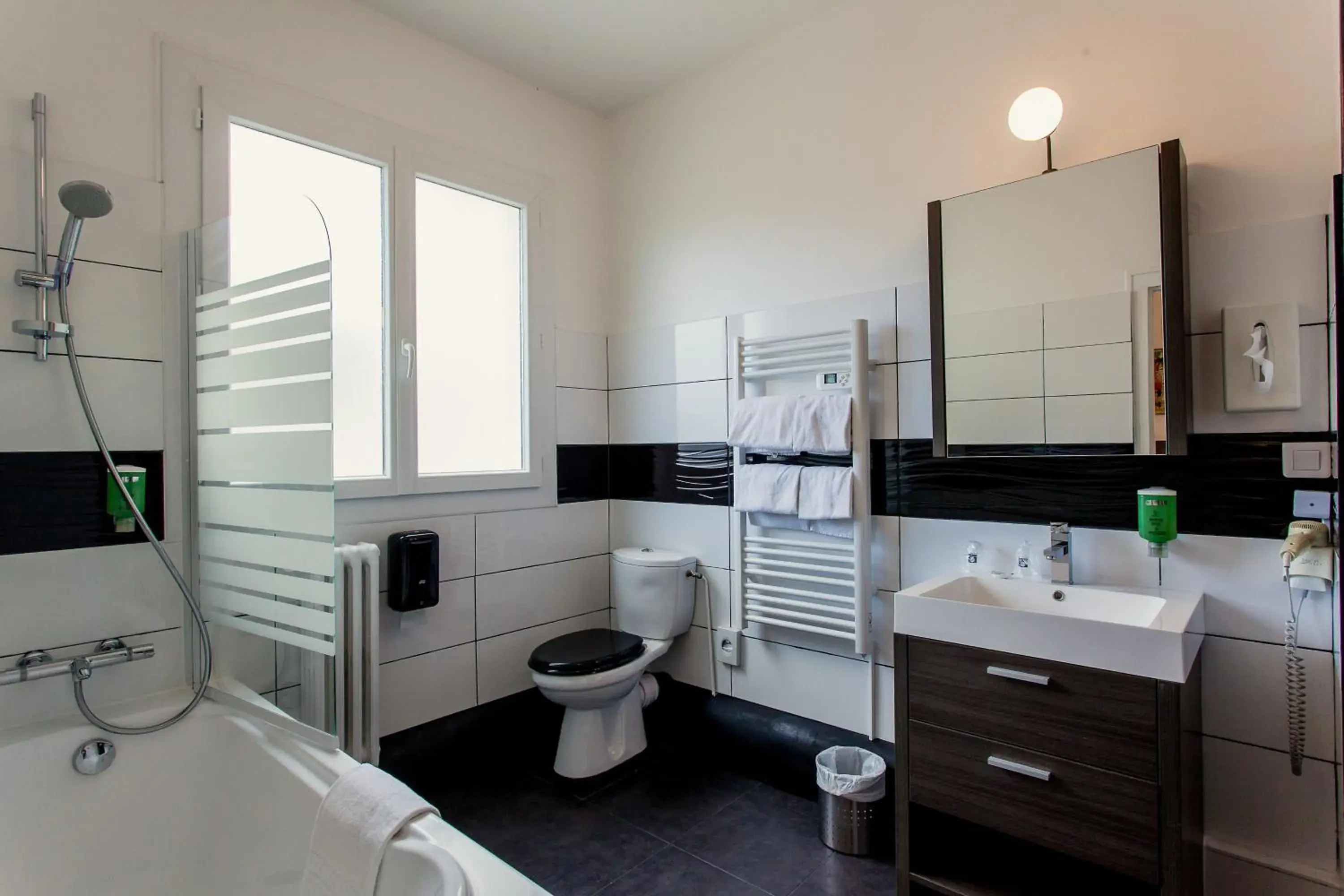 Toilet, Bathroom in The Originals City, Hotel de l'Europe, Saint-Nazaire