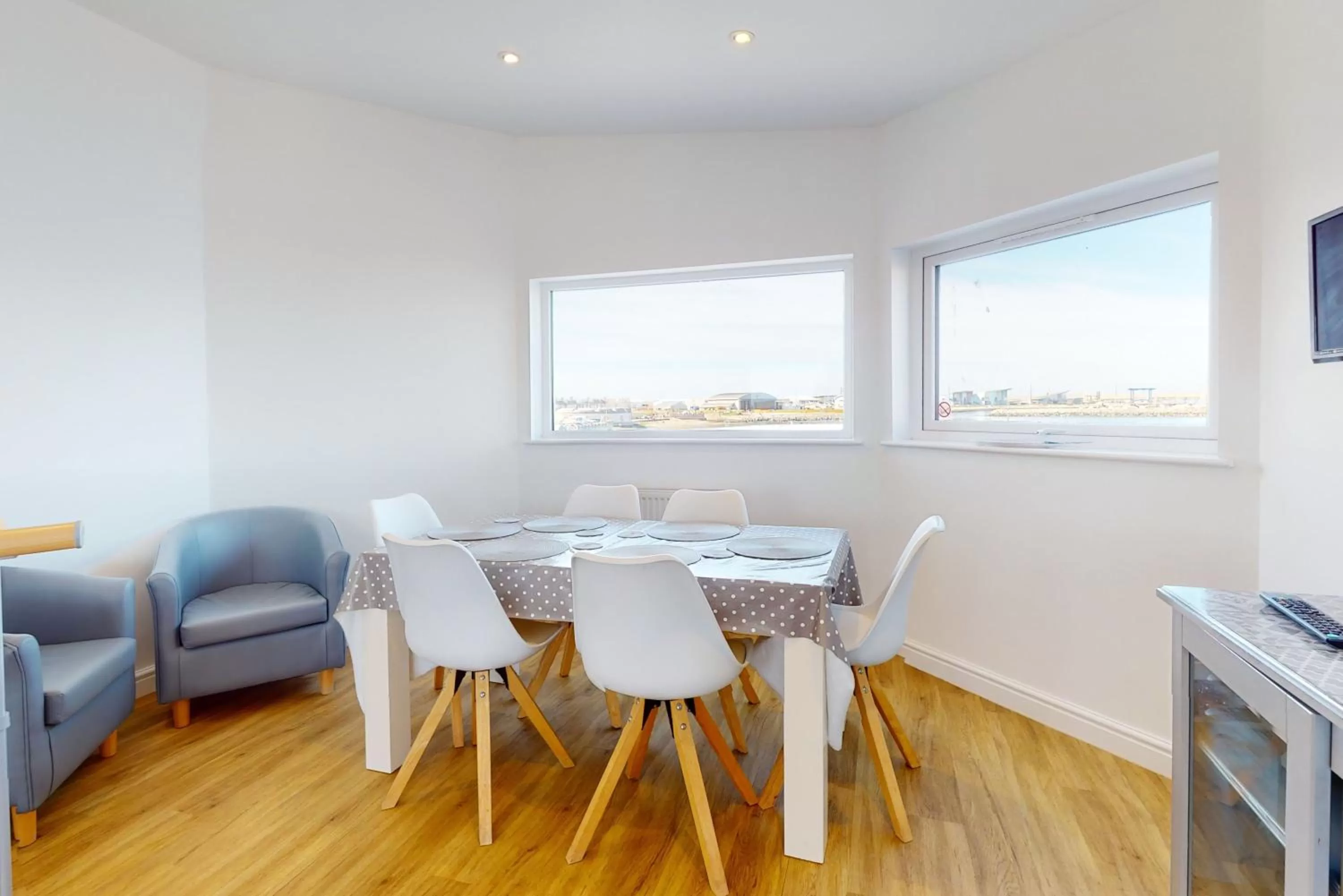 Dining area in Crabbers' Wharf