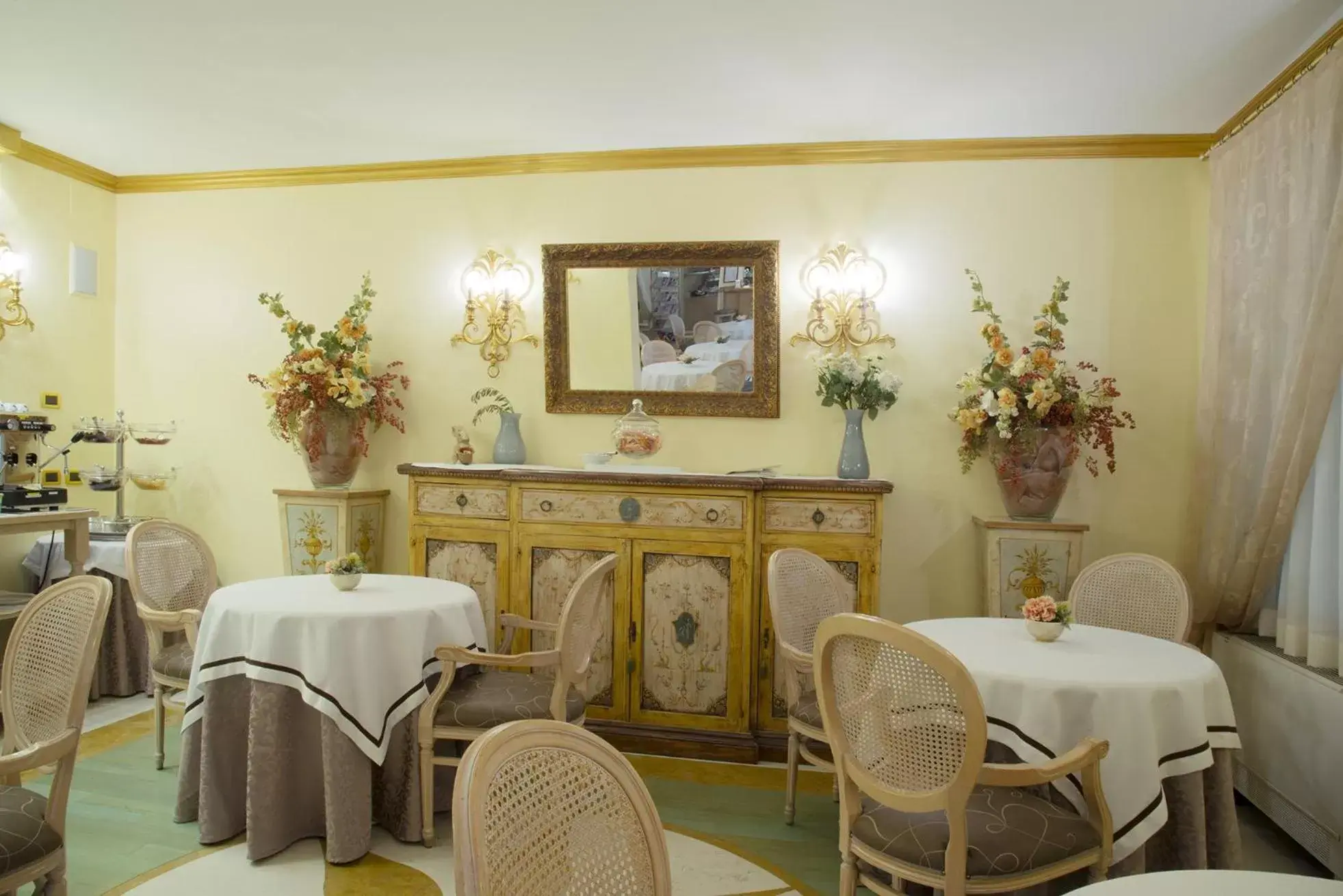 Lounge or bar in Vip's Motel Luxury Accommodation & Spa Lounge or bar in Vip's Motel Luxury Accommodation & Spa
