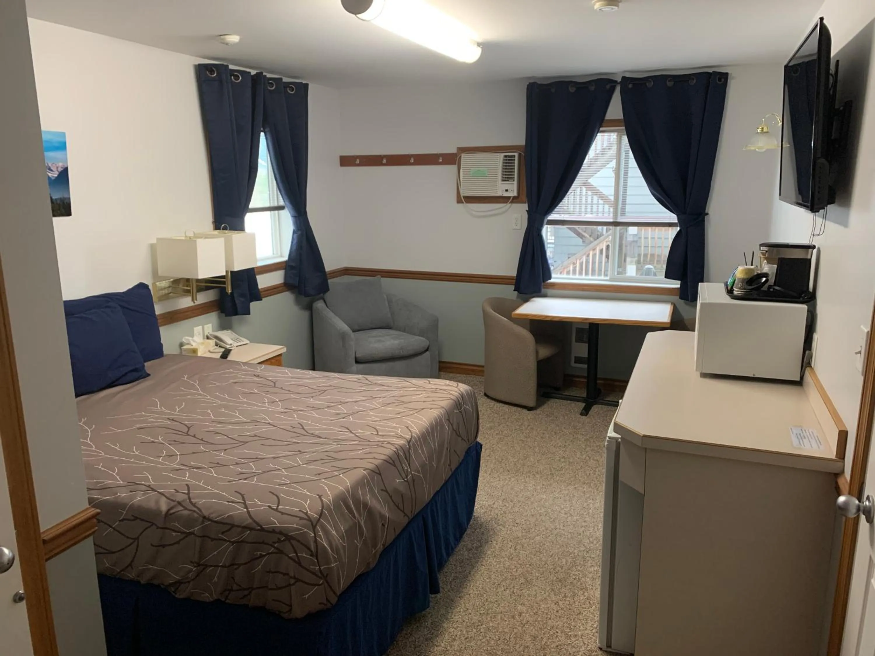 Photo of the whole room in Peaks Lodge