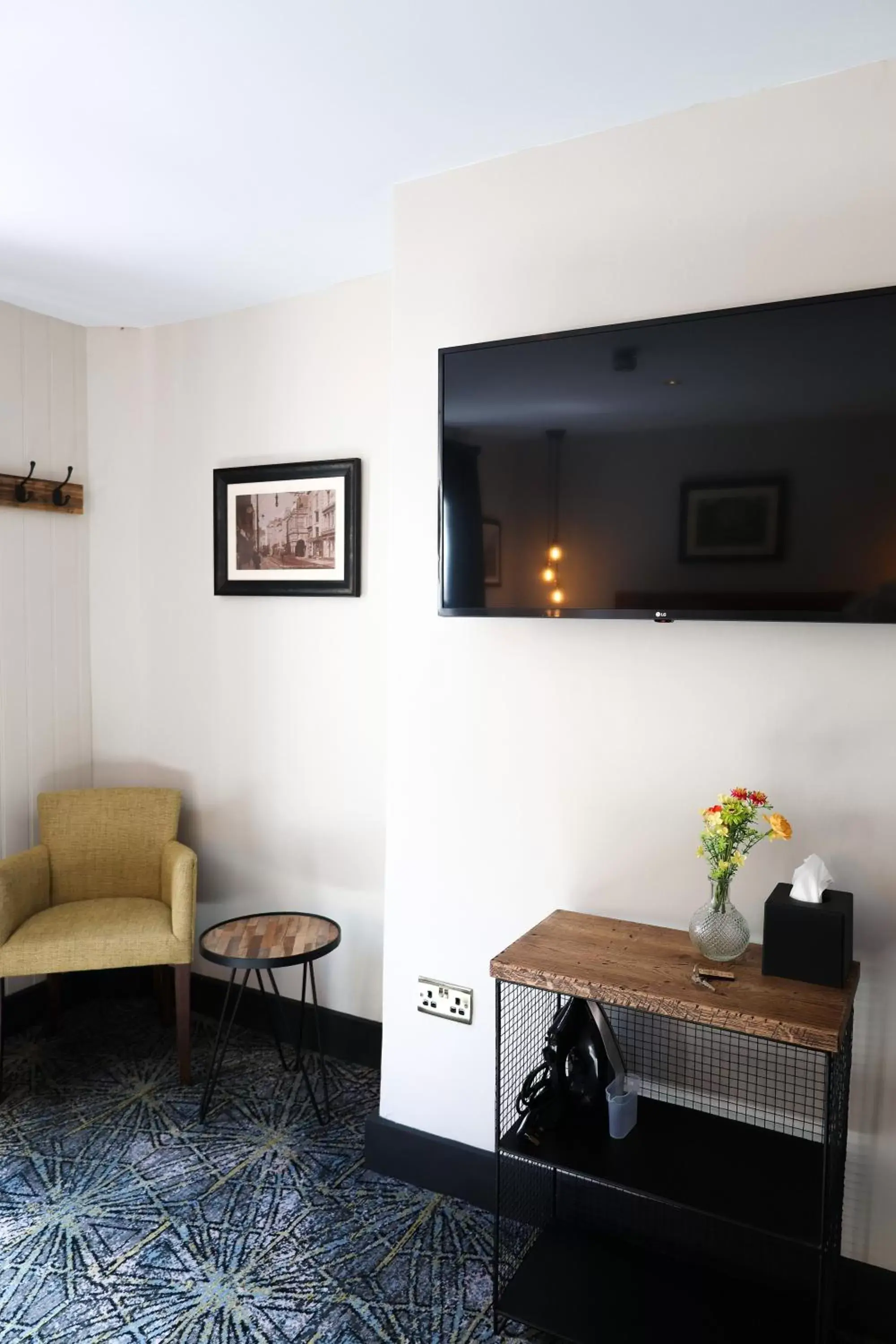 Seating area, TV/Entertainment Center in The Turks Head