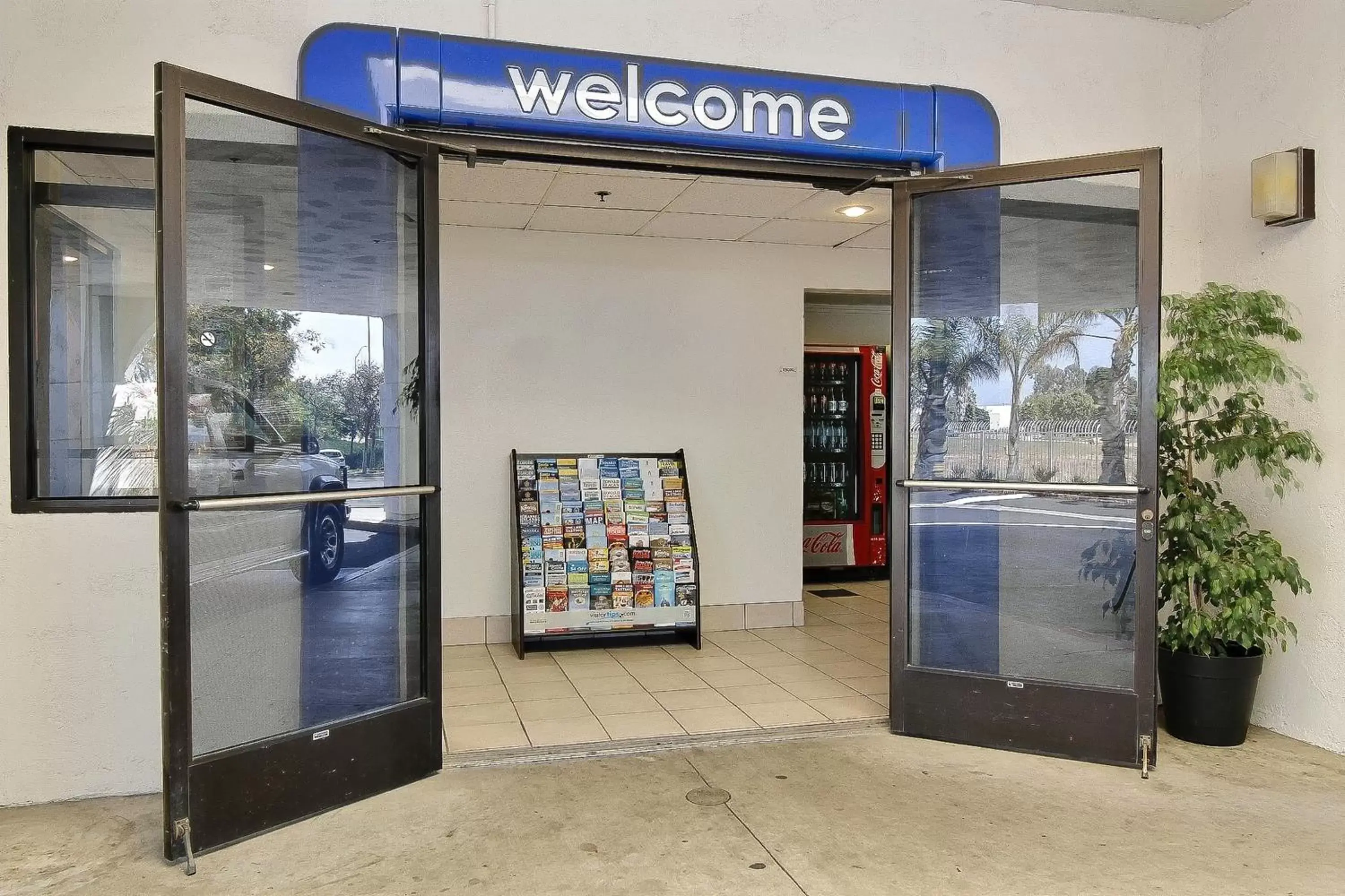 Facade/entrance in Motel 6-Ventura, CA - South