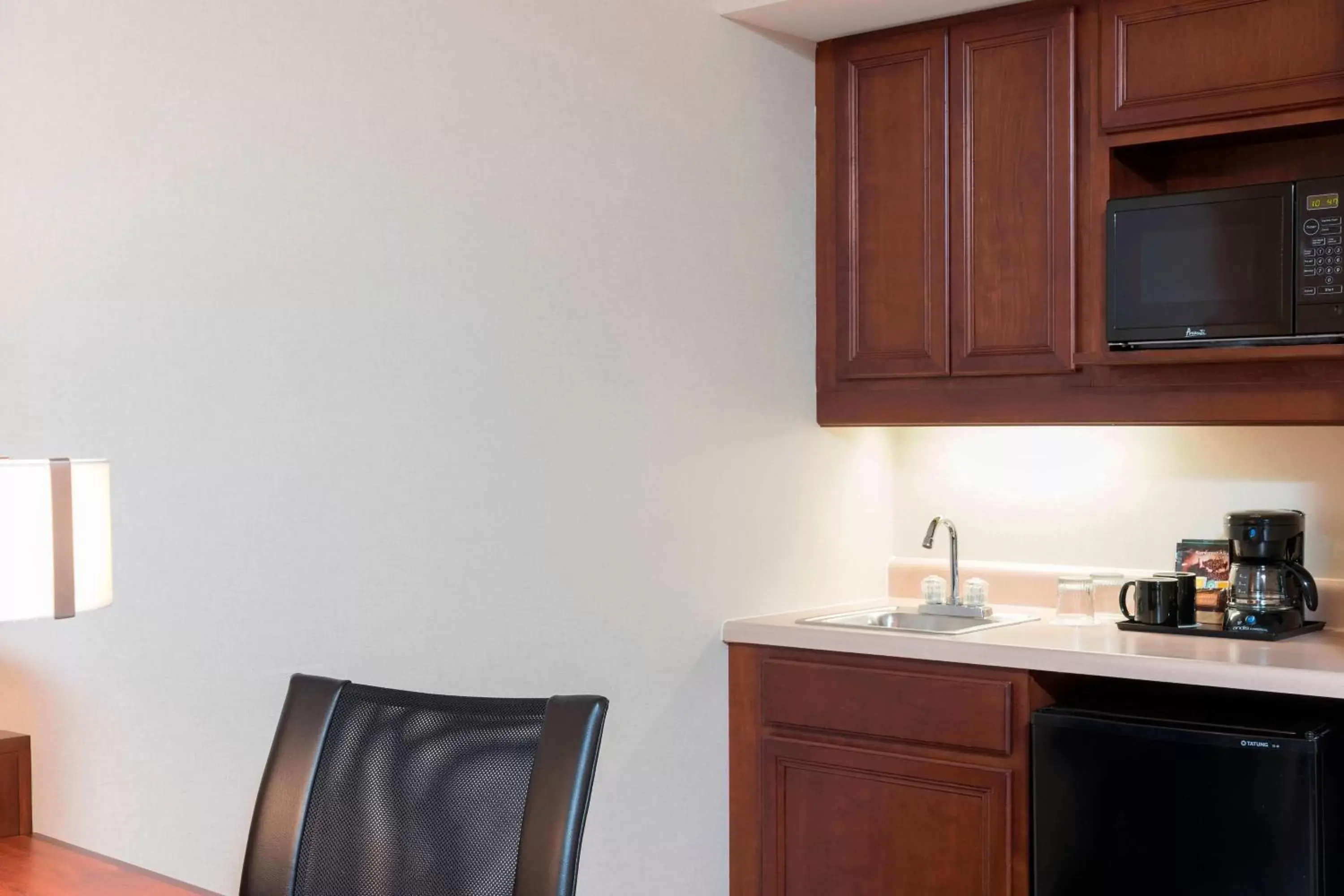 Kitchen or kitchenette, TV/Entertainment Center in SpringHill Suites by Marriott Chicago O'Hare