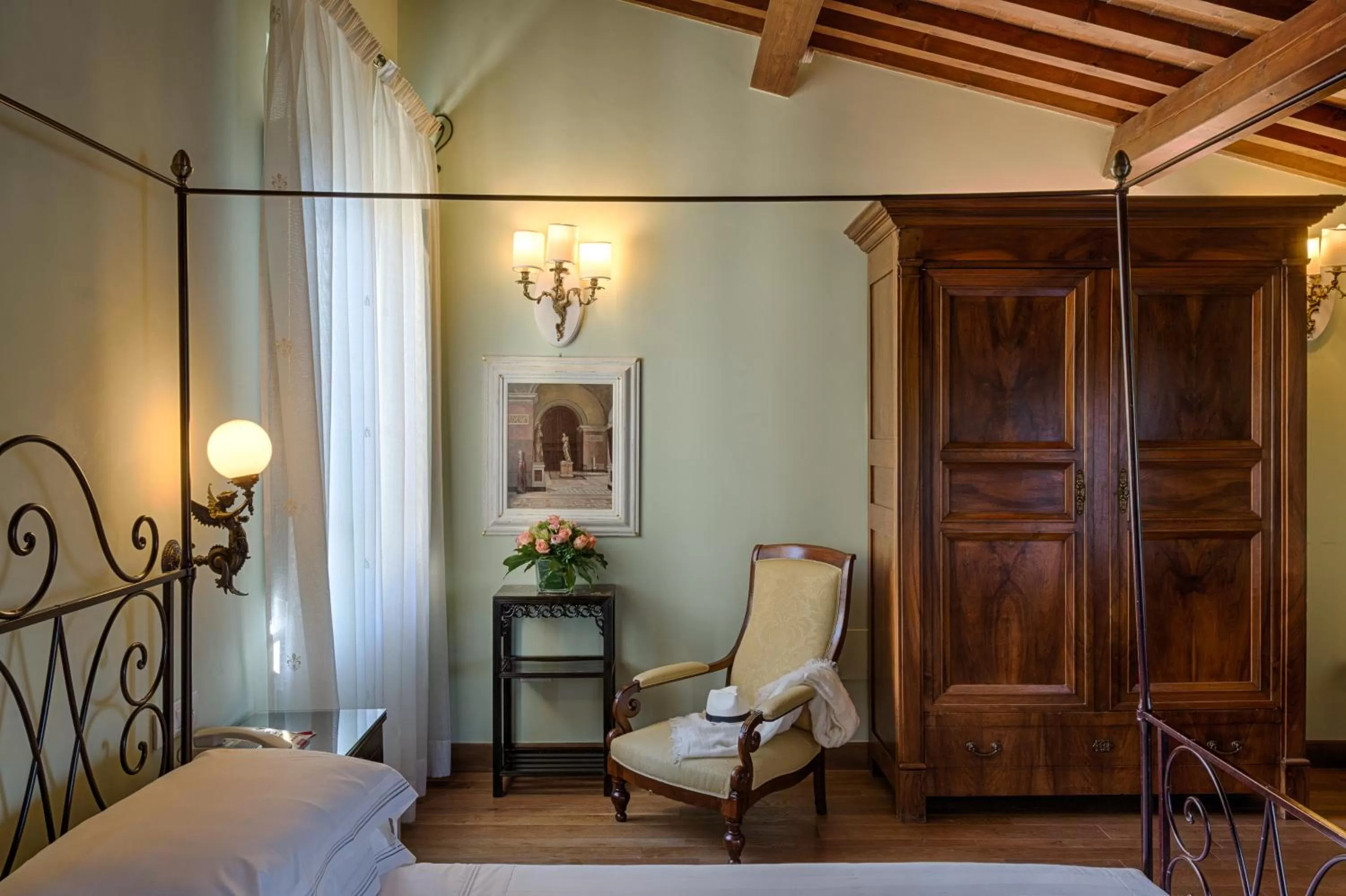 Photo of the whole room, Bed in Hotel Mulino di Firenze - WorldHotels Crafted
