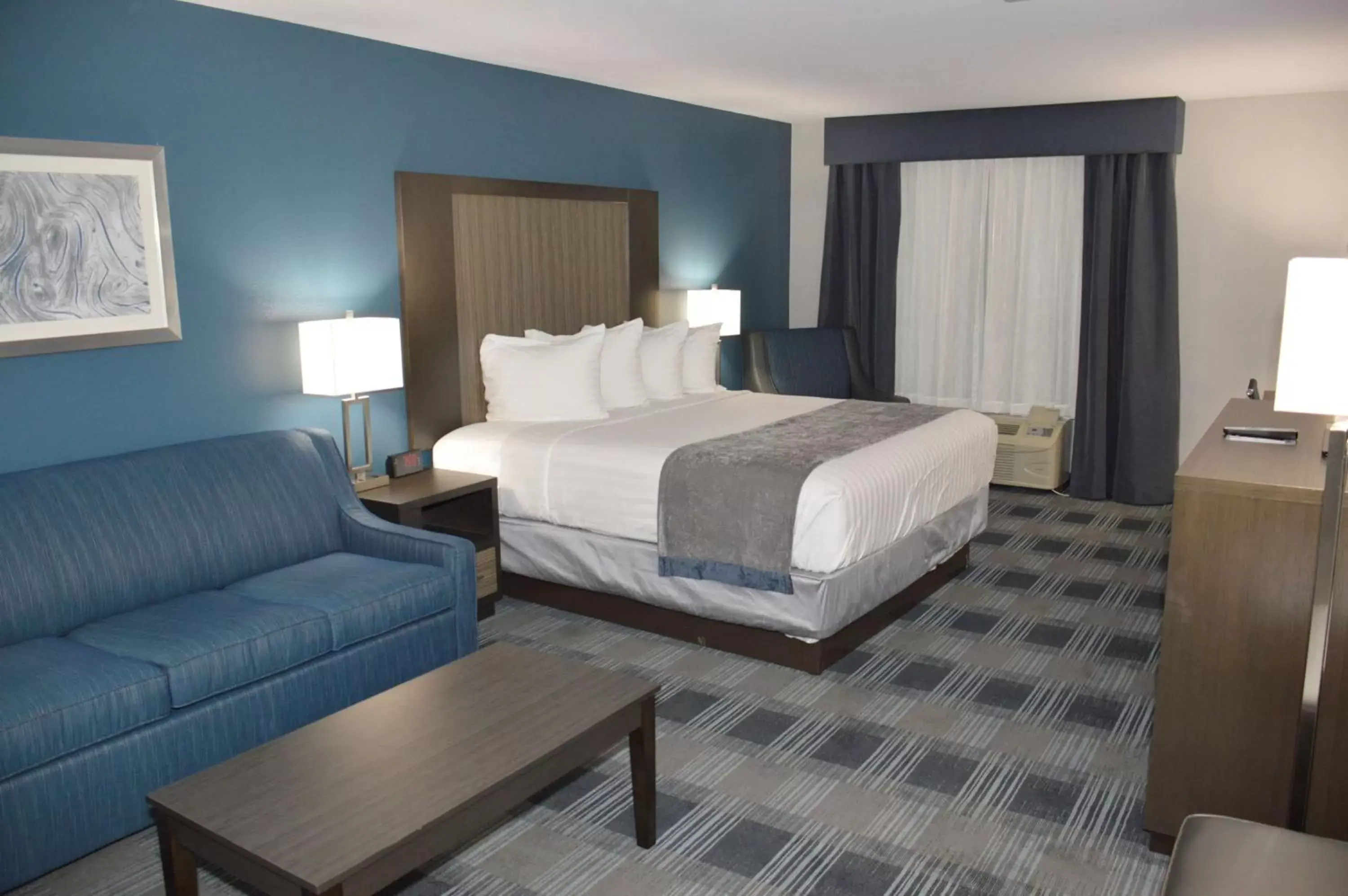 Photo of the whole room, Bed in Best Western Town Center Inn
