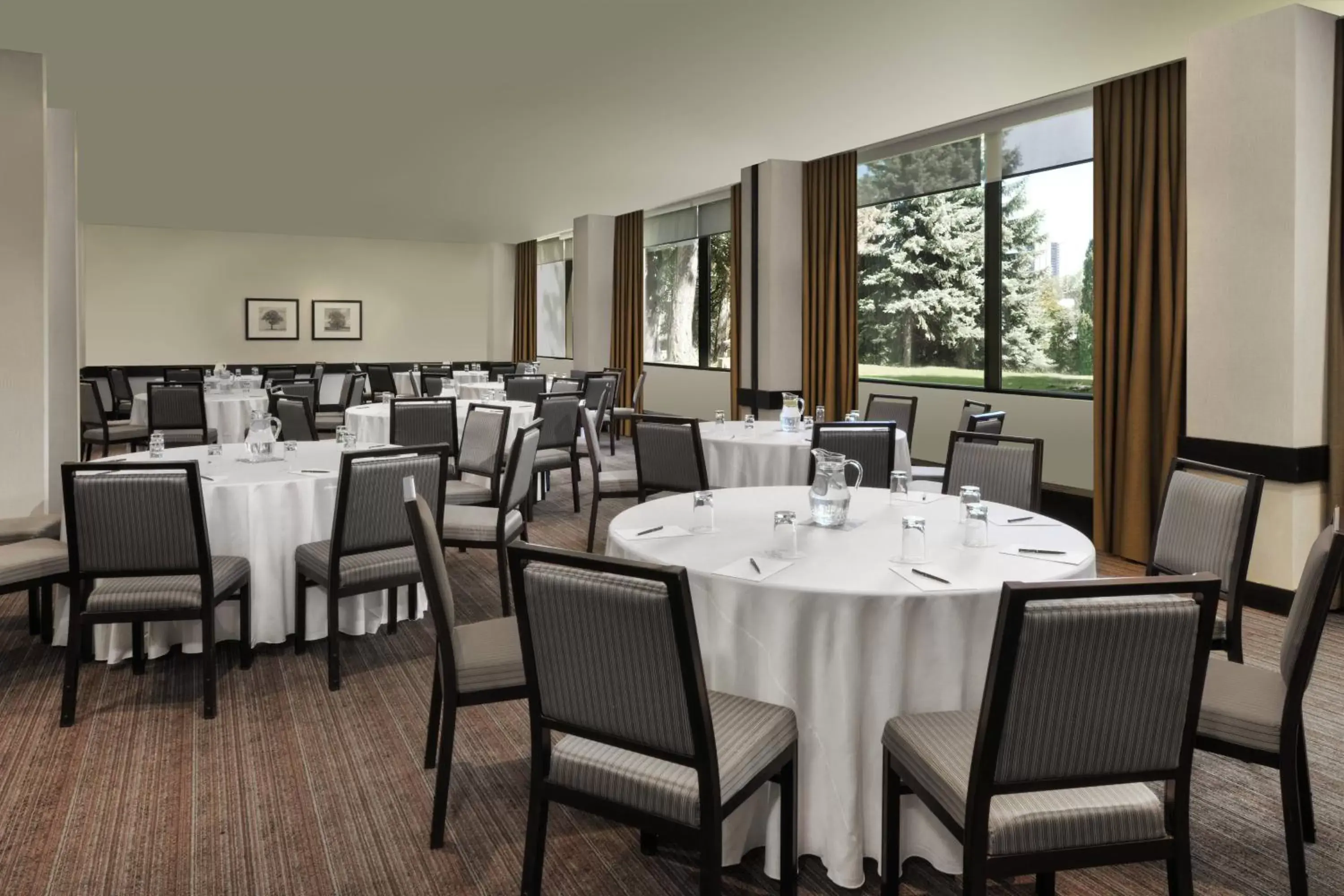 Meeting/conference room, Restaurant/Places to Eat in Pan Pacific Toronto