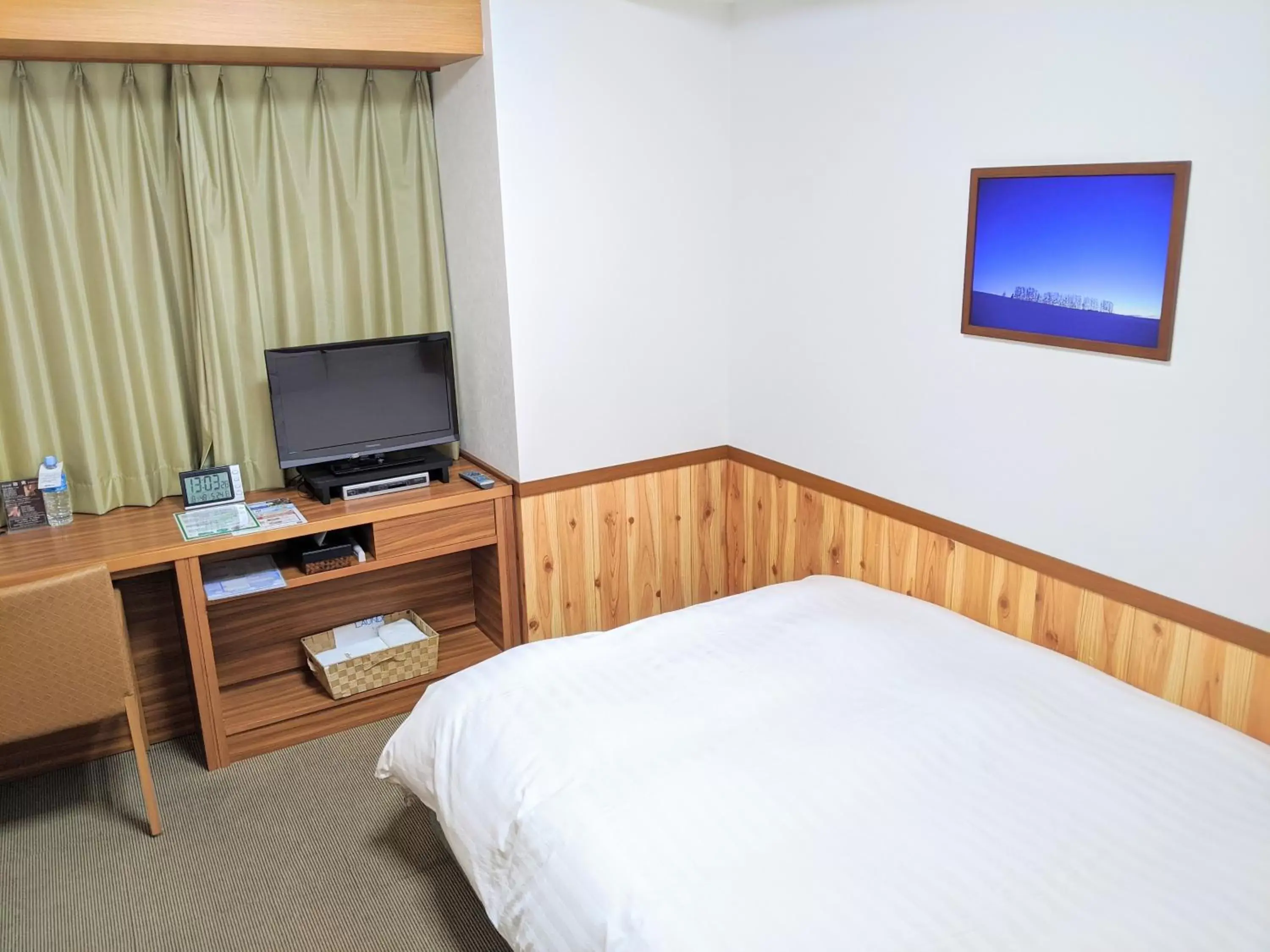 Bed, TV/Entertainment Center in Dormy Inn Premium Sapporo