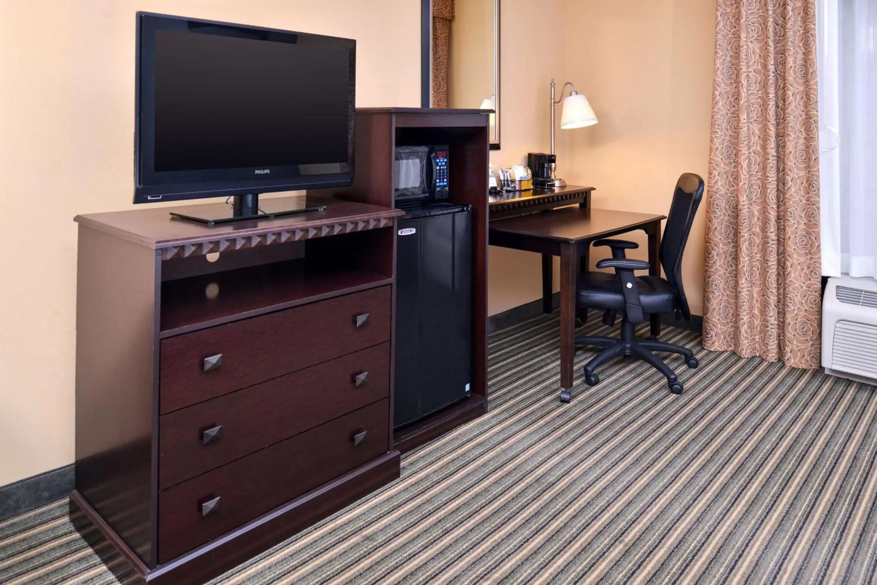 Bed, TV/Entertainment Center in Hampton Inn & Suites Fort Belvoir Alexandria South