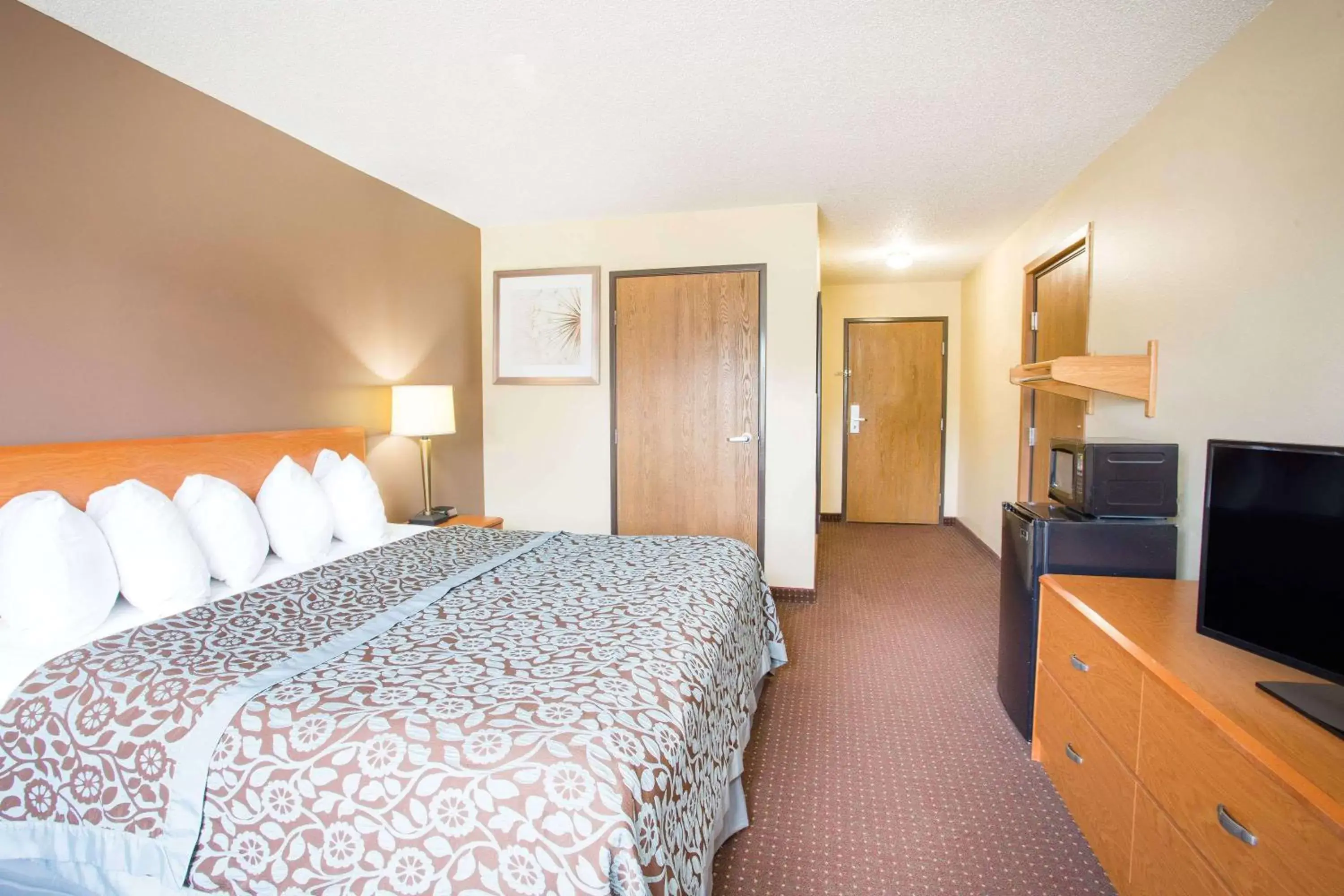 Photo of the whole room, Bed in Days Inn by Wyndham Evansdale Waterloo