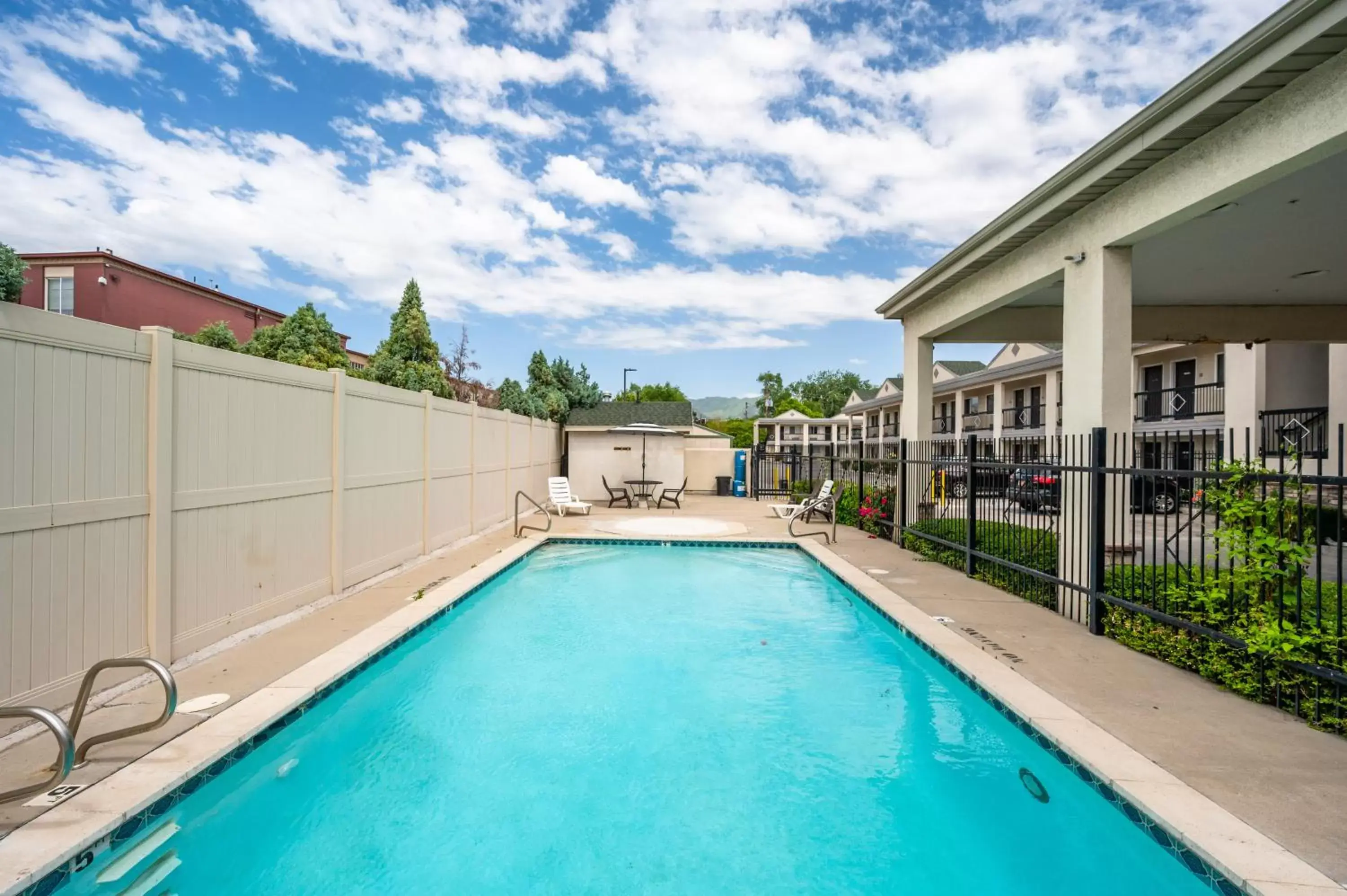 Swimming Pool in City Creek Inn & Suites