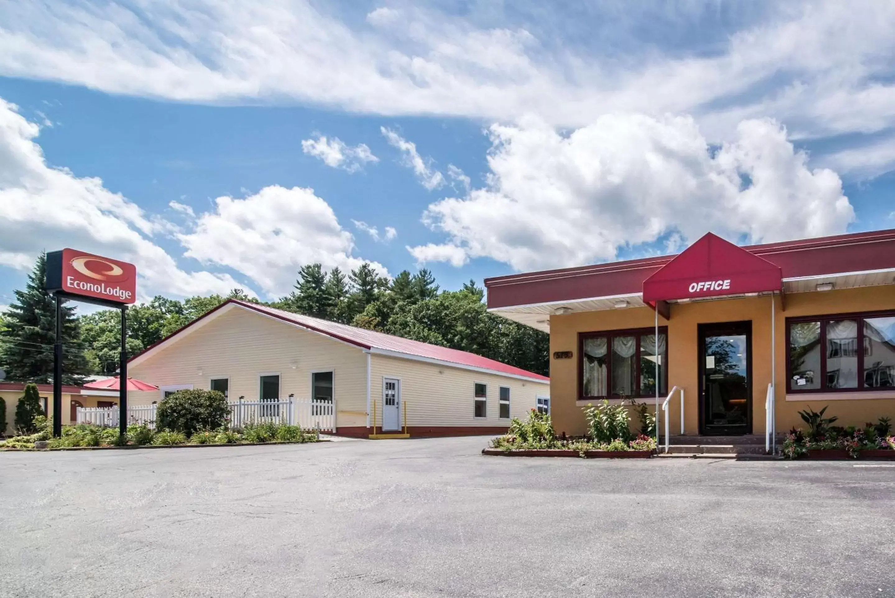 Property Building in Econo Lodge Brattleboro