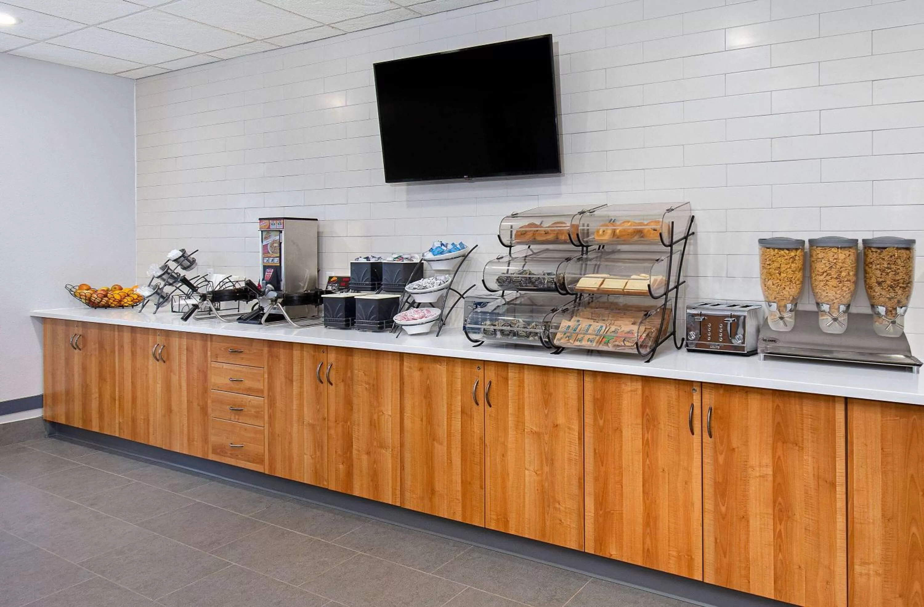 Communal lounge/ TV room in Microtel Inn and Suites by Wyndham