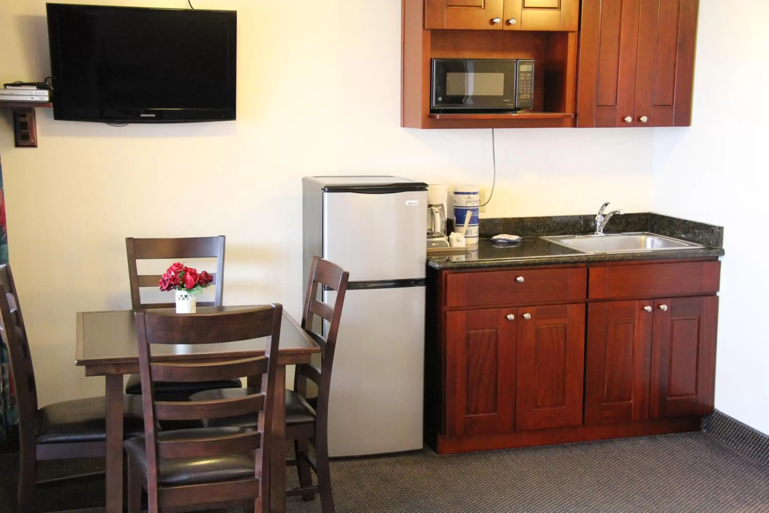 Kitchen or kitchenette, Kitchen/Kitchenette in Sunset Surf Motel