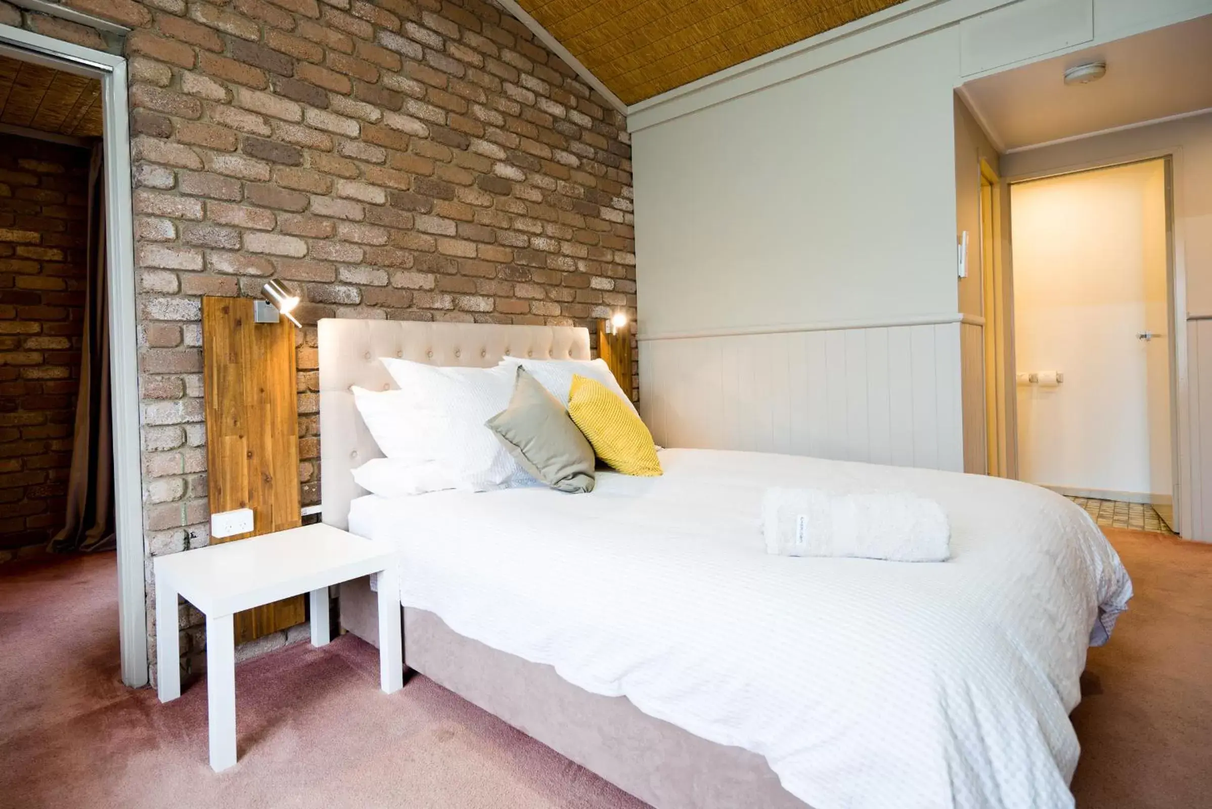 Bed, Room Photo in Farnham Court Motel and Restaurant