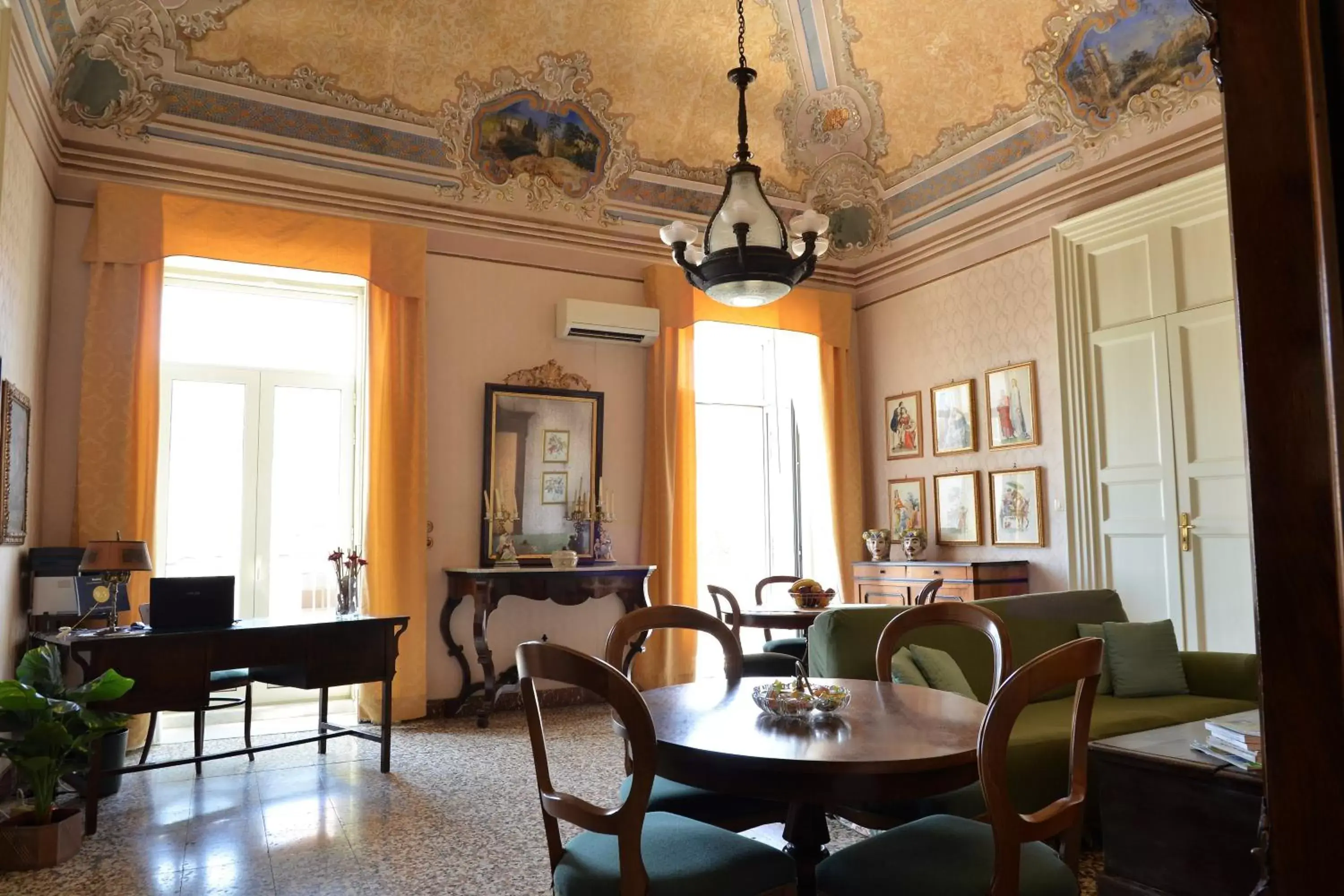 Living room, Restaurant/Places to Eat in B&B al Teatro Massimo