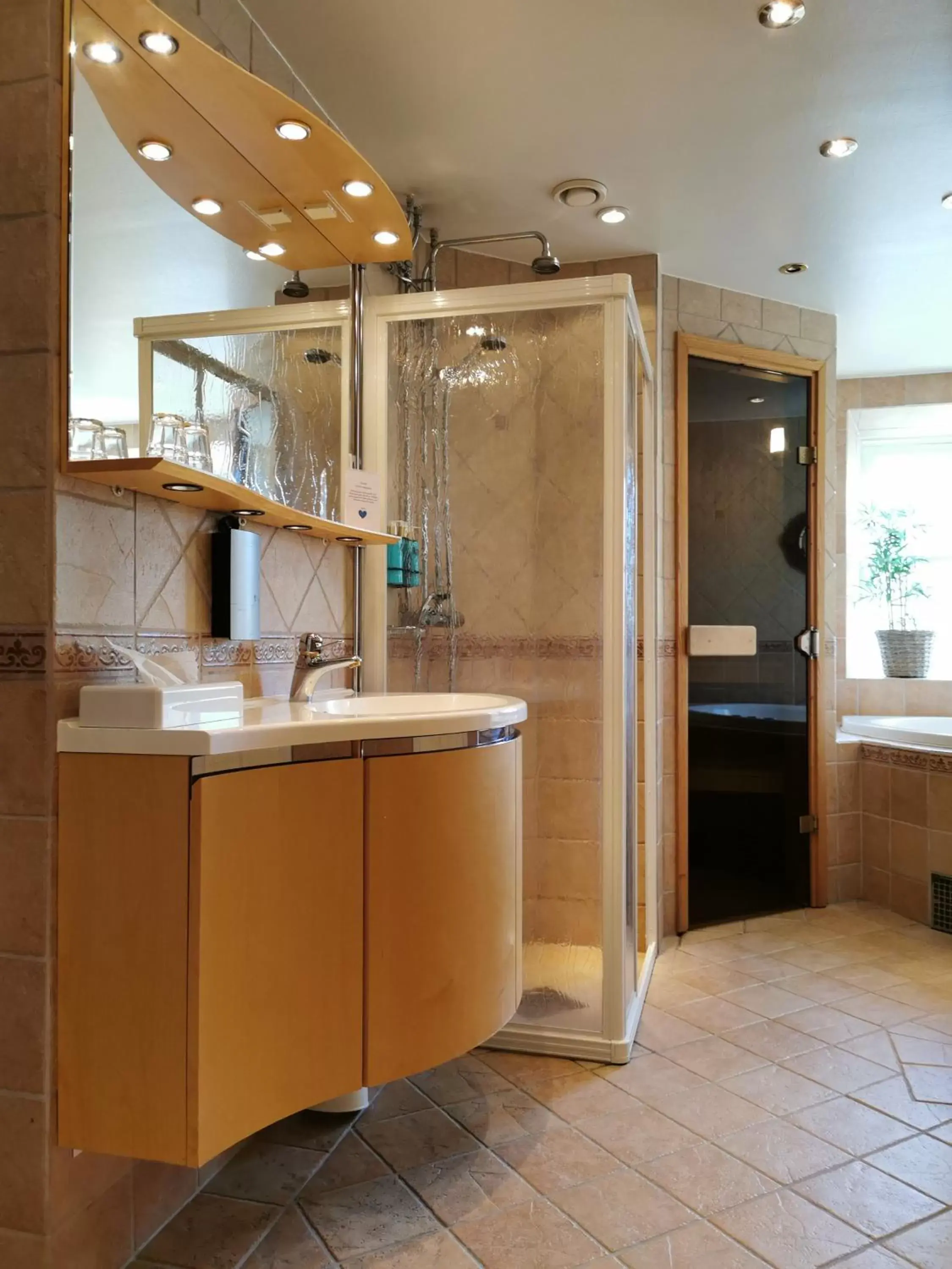 Hot Tub, Bathroom in Best Western Motala Stadshotell