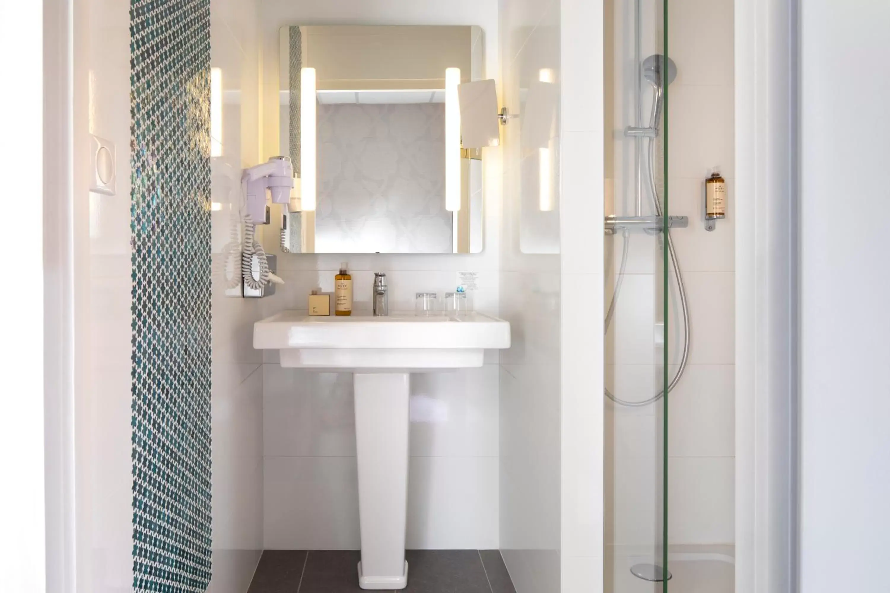 Shower, Bathroom in Best Western Plus Hôtel Isidore