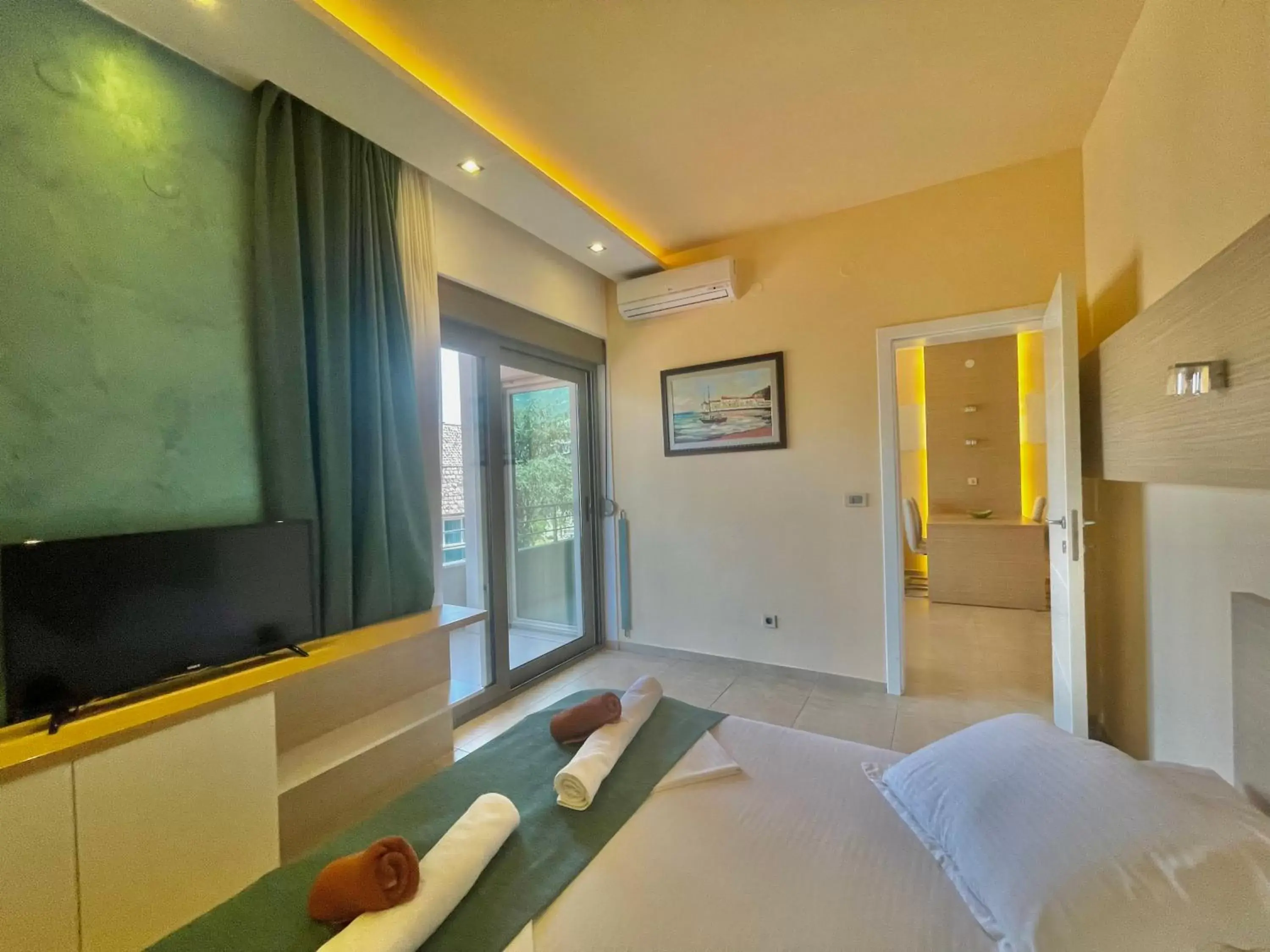 Bed, TV/Entertainment Center in Hotel Butua Residence