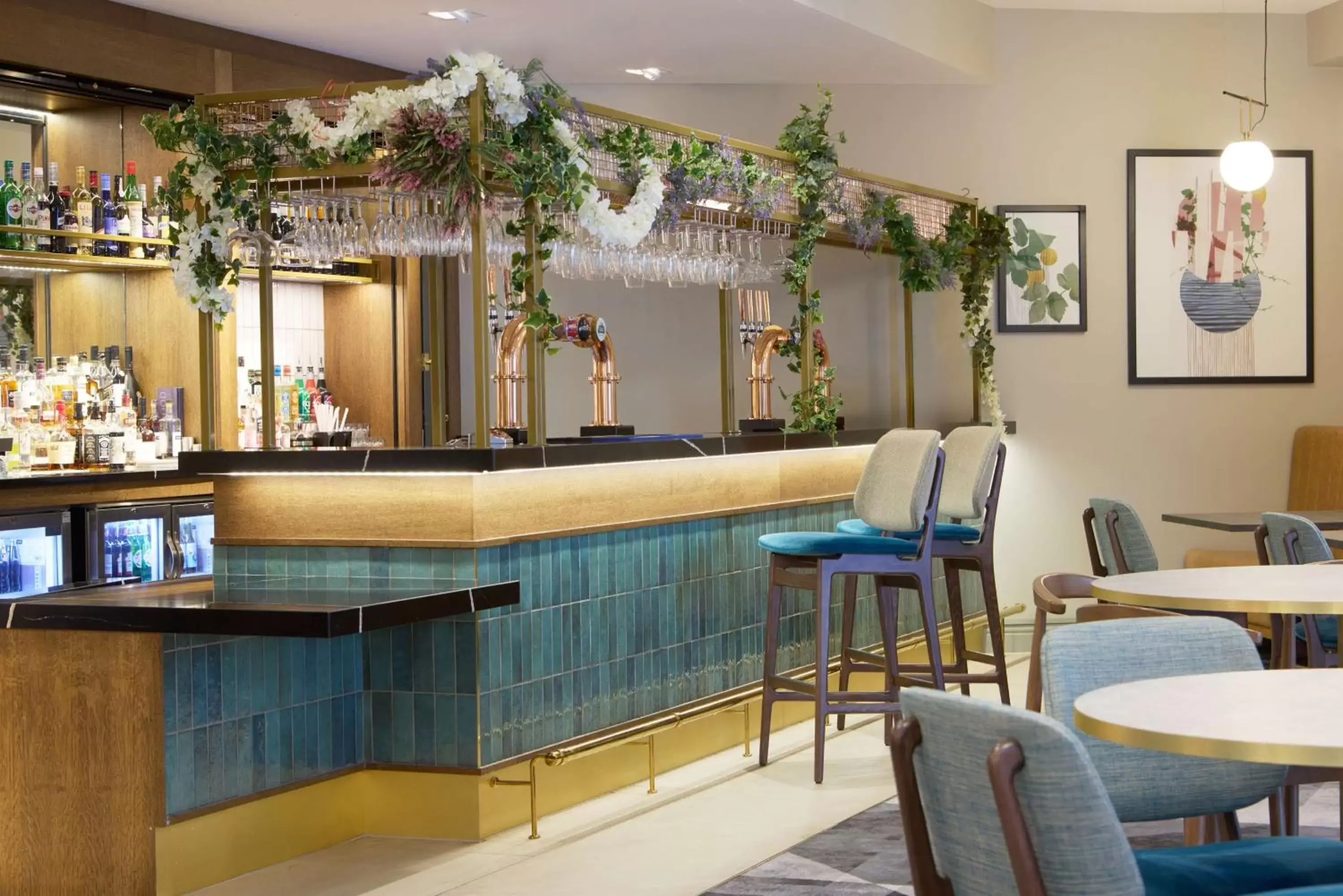 Lounge or bar in DoubleTree by Hilton Dartford Bridge Lounge or bar in DoubleTree by Hilton Dartford Bridge