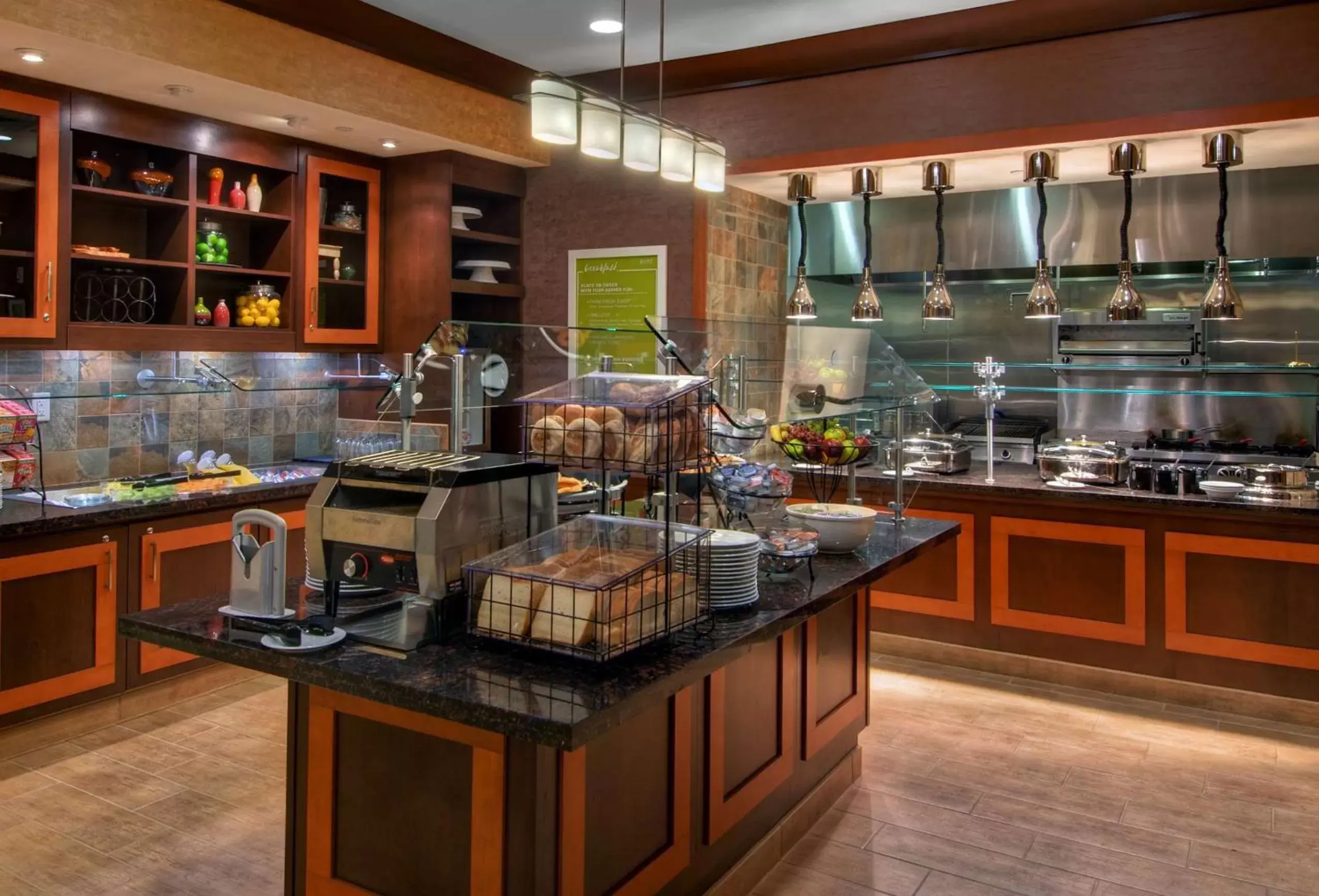 Dining area, Kitchen/Kitchenette in Hilton Garden Inn Fort Worth Medical Center