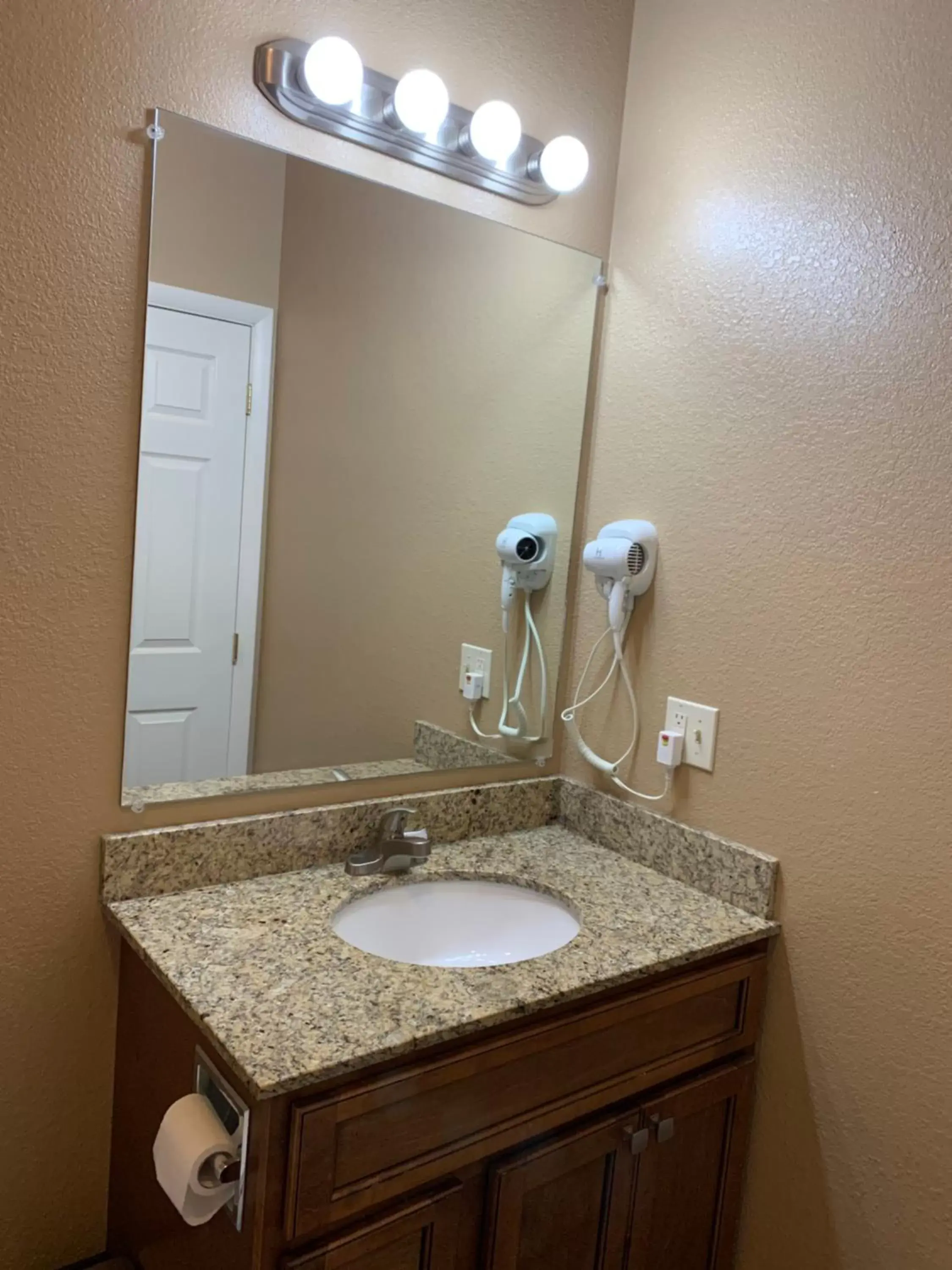 Bathroom in Carr's Northside Hotel and Cottages