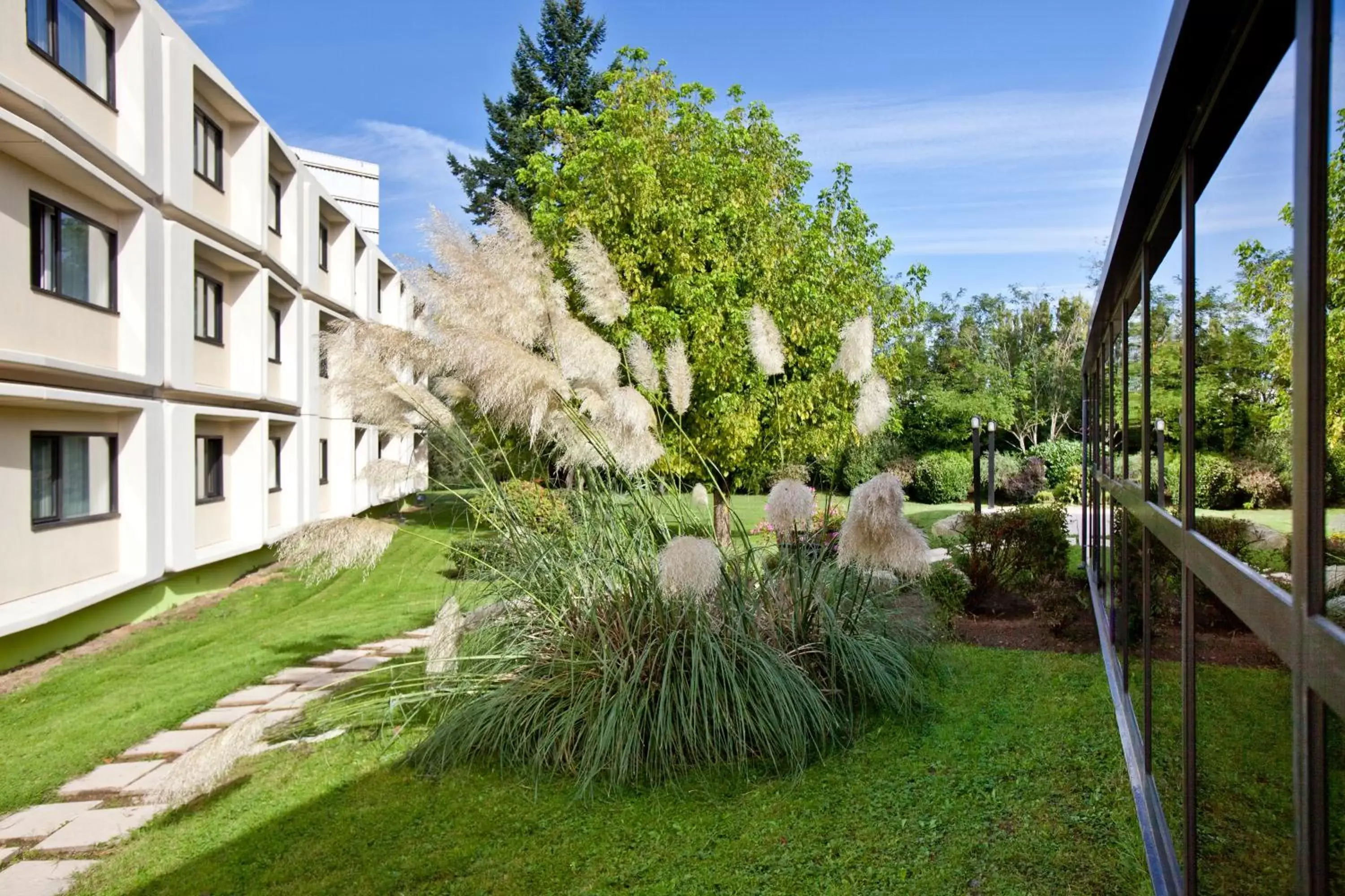 Property building, Garden in ibis Styles Chalon sur Saône