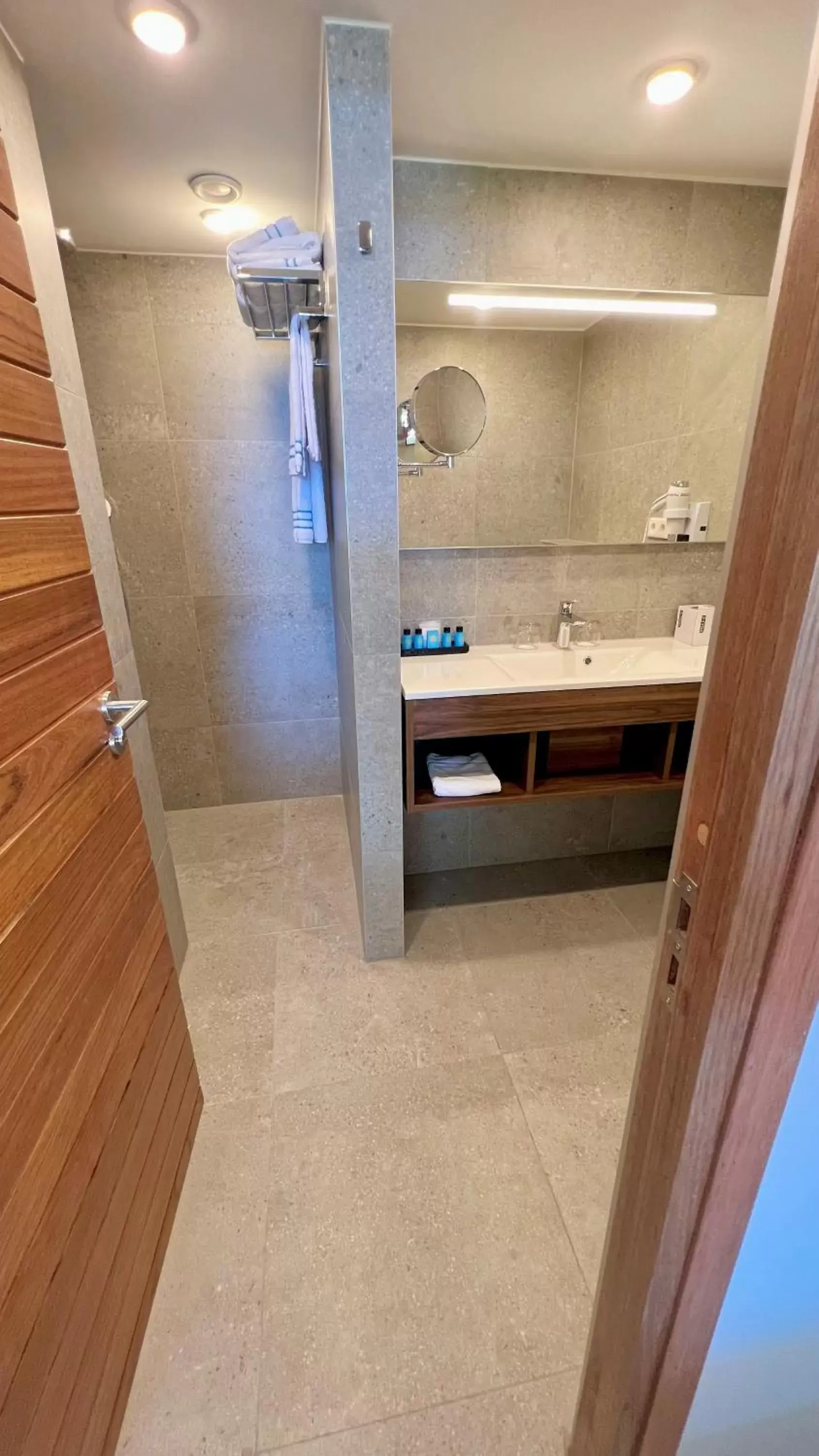 Shower, Bathroom in Curacao Avila Beach Hotel