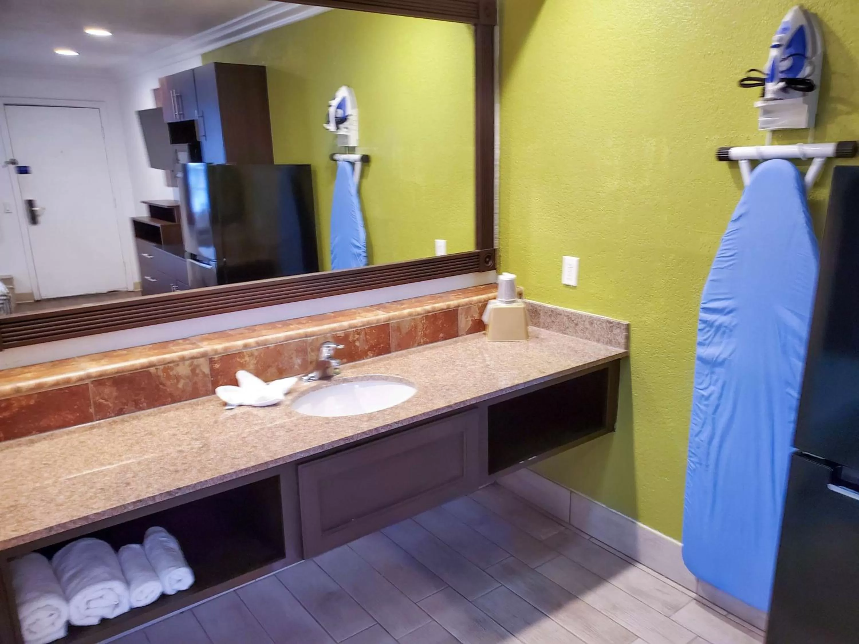 Photo of the whole room in Studio 6-National City, CA - Naval Base San Diego