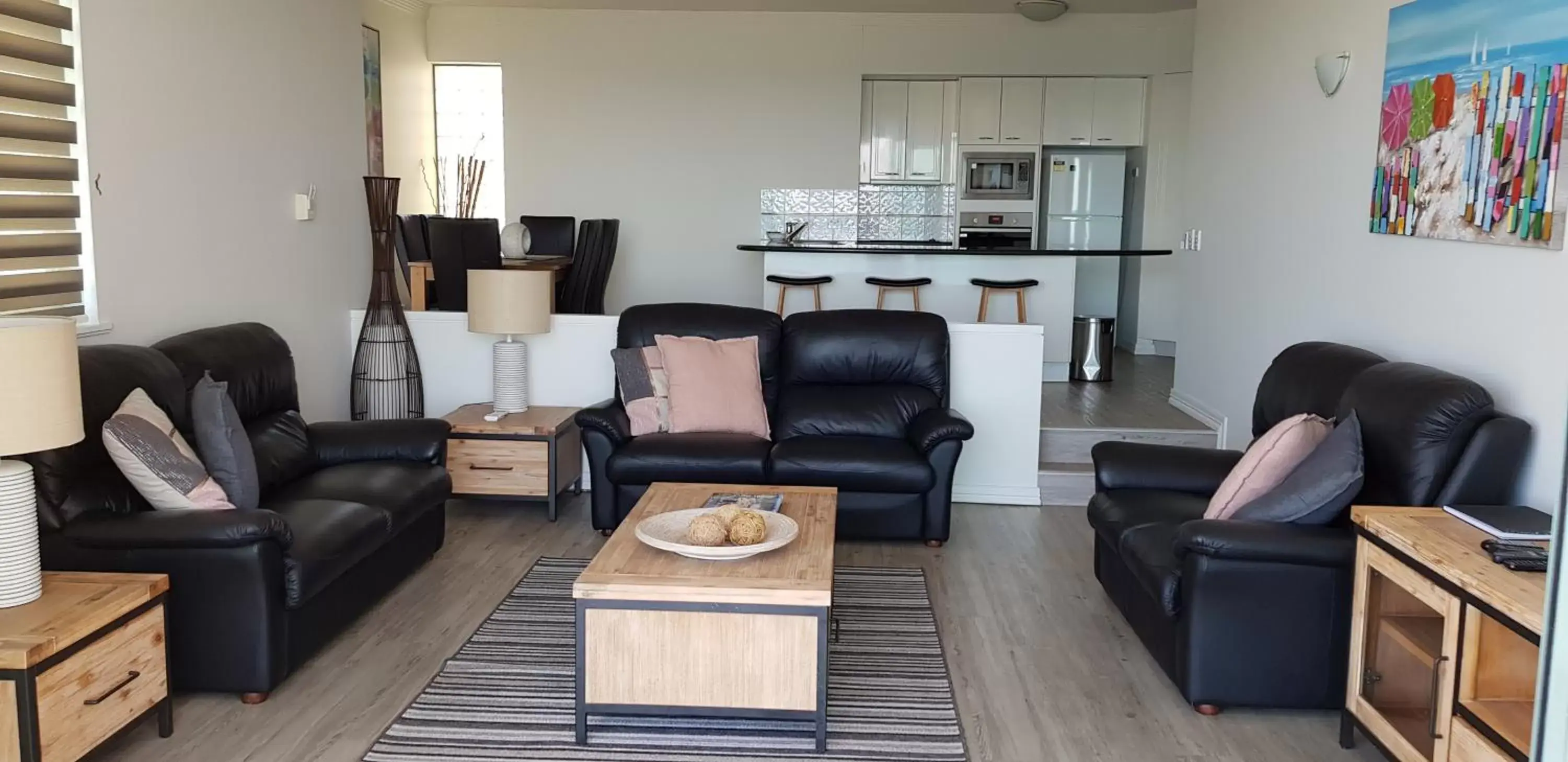 Kitchen or kitchenette, Seating Area in Alexandra on the Pacific