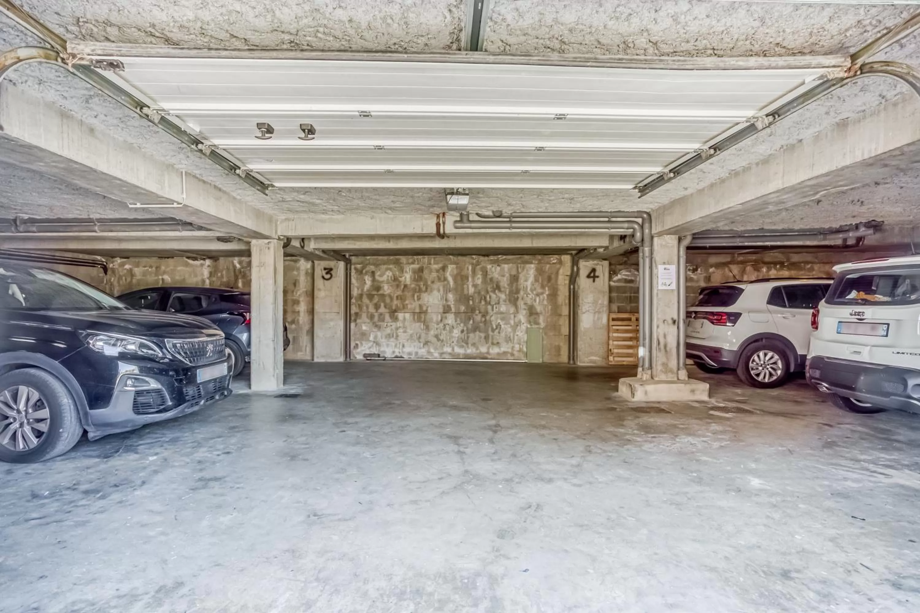 Parking in Hôtel & Appart-hôtel Olatua