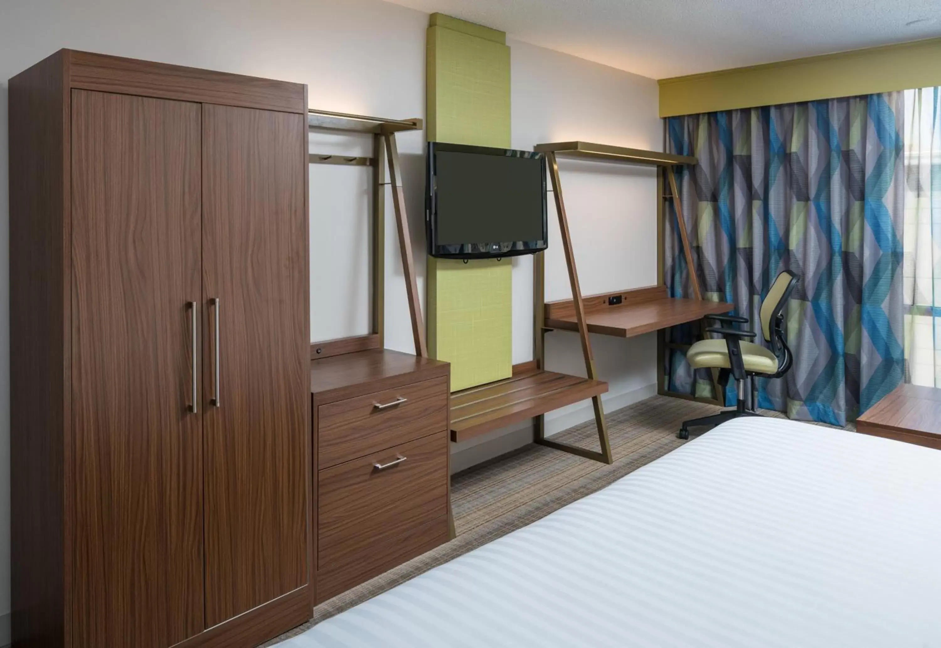 Bedroom, TV/Entertainment Center in Holiday Inn Express & Suites Springfield, an IHG Hotel