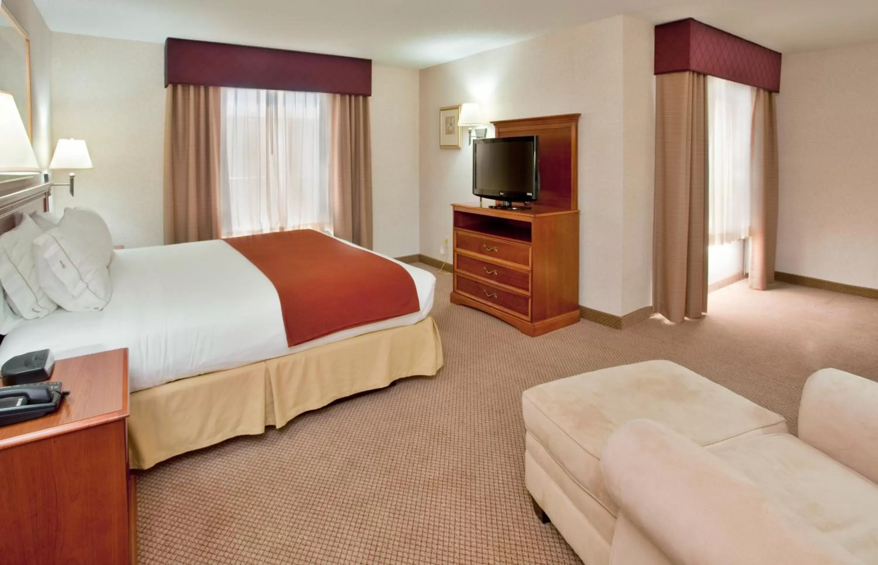 Bed in Seasons Inn & Suites Highland