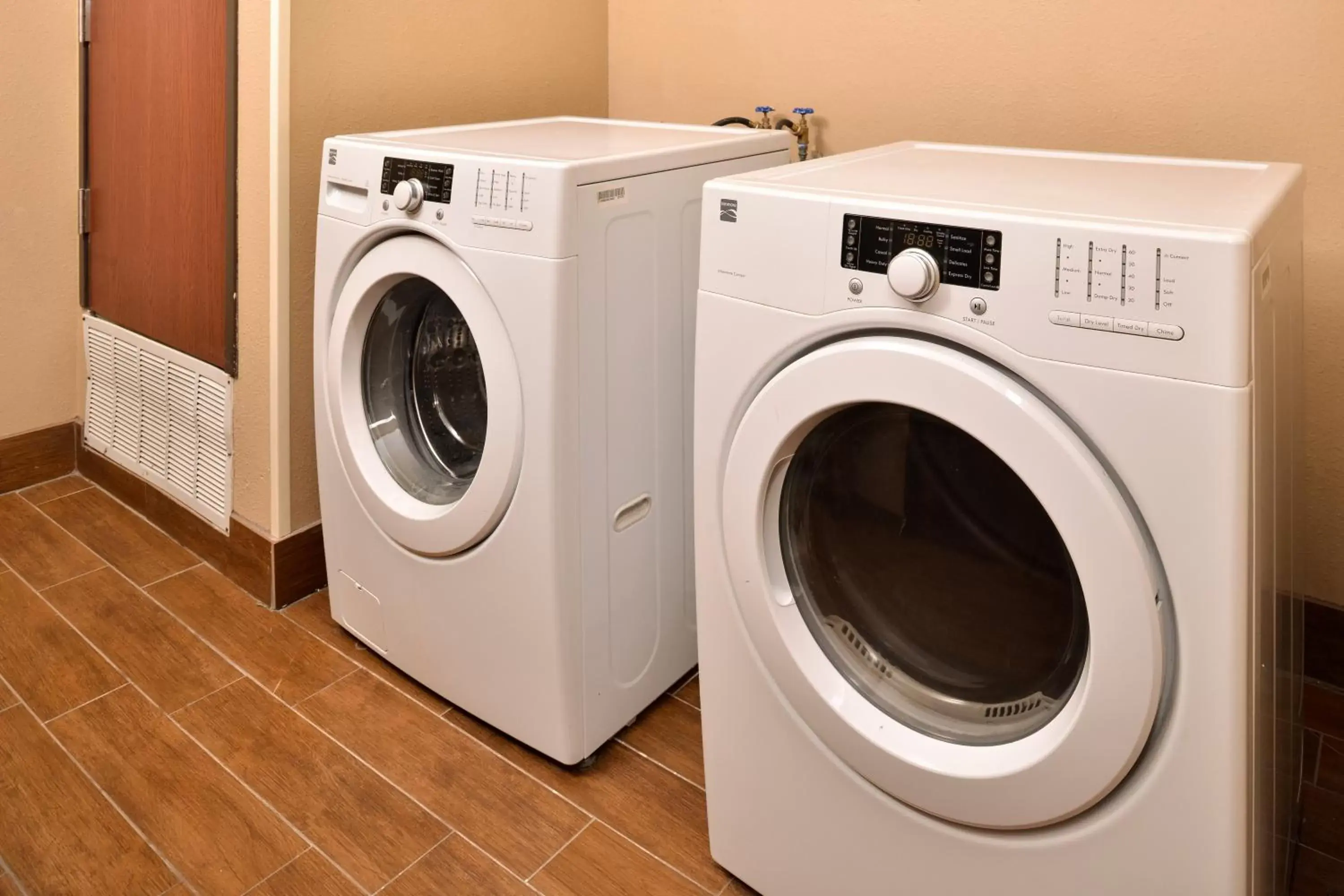 Lobby or reception in Holiday Inn Express Hotel & Suites Sherman Highway 75 by IHG Lobby or reception in Holiday Inn Express Hotel & Suites Sherman Highway 75 by IHG