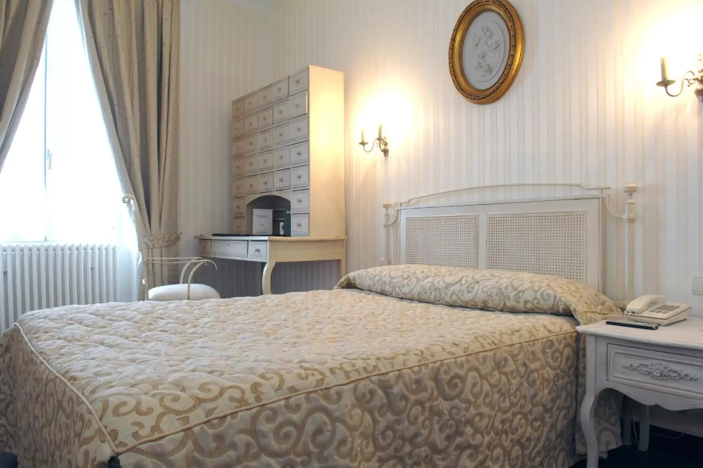Bed in Hôtel De France