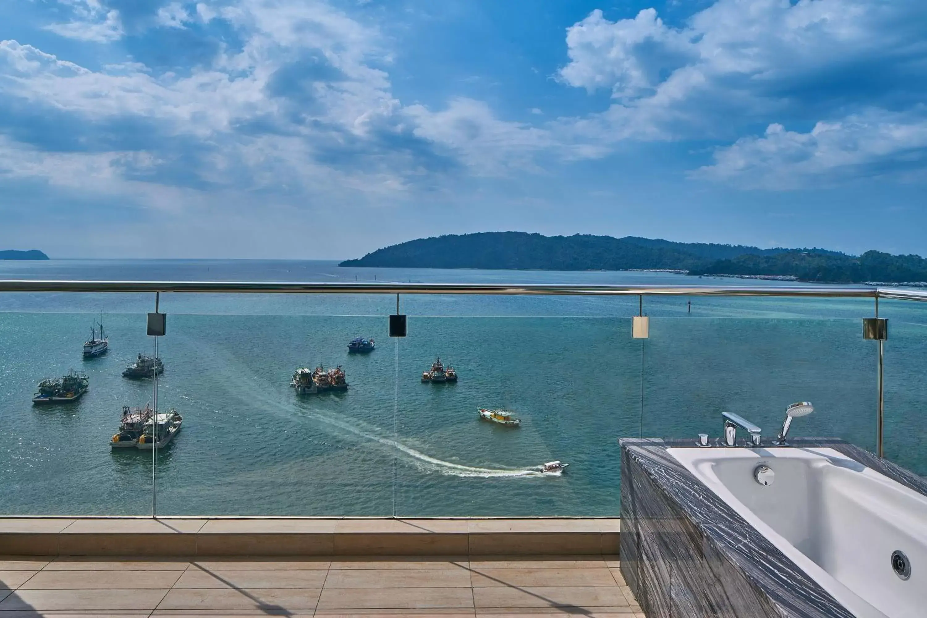 Photo of the whole room in Le Meridien Kota Kinabalu