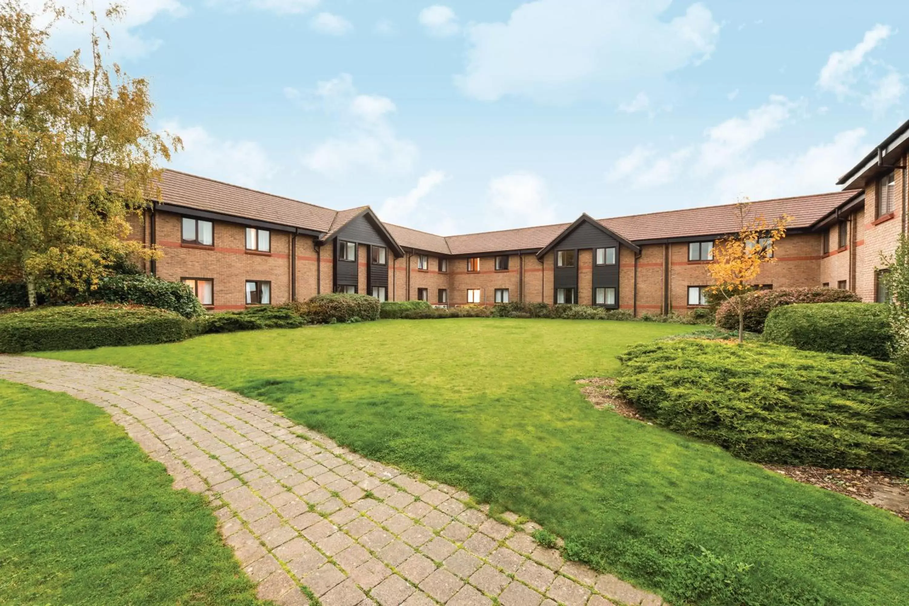 Garden, Property Building in Ramada Cambridge