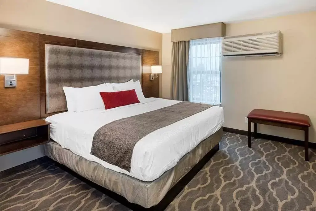 Bed in Country Inn & Suites by Radisson, Grandville-Grand Rapids West, MI