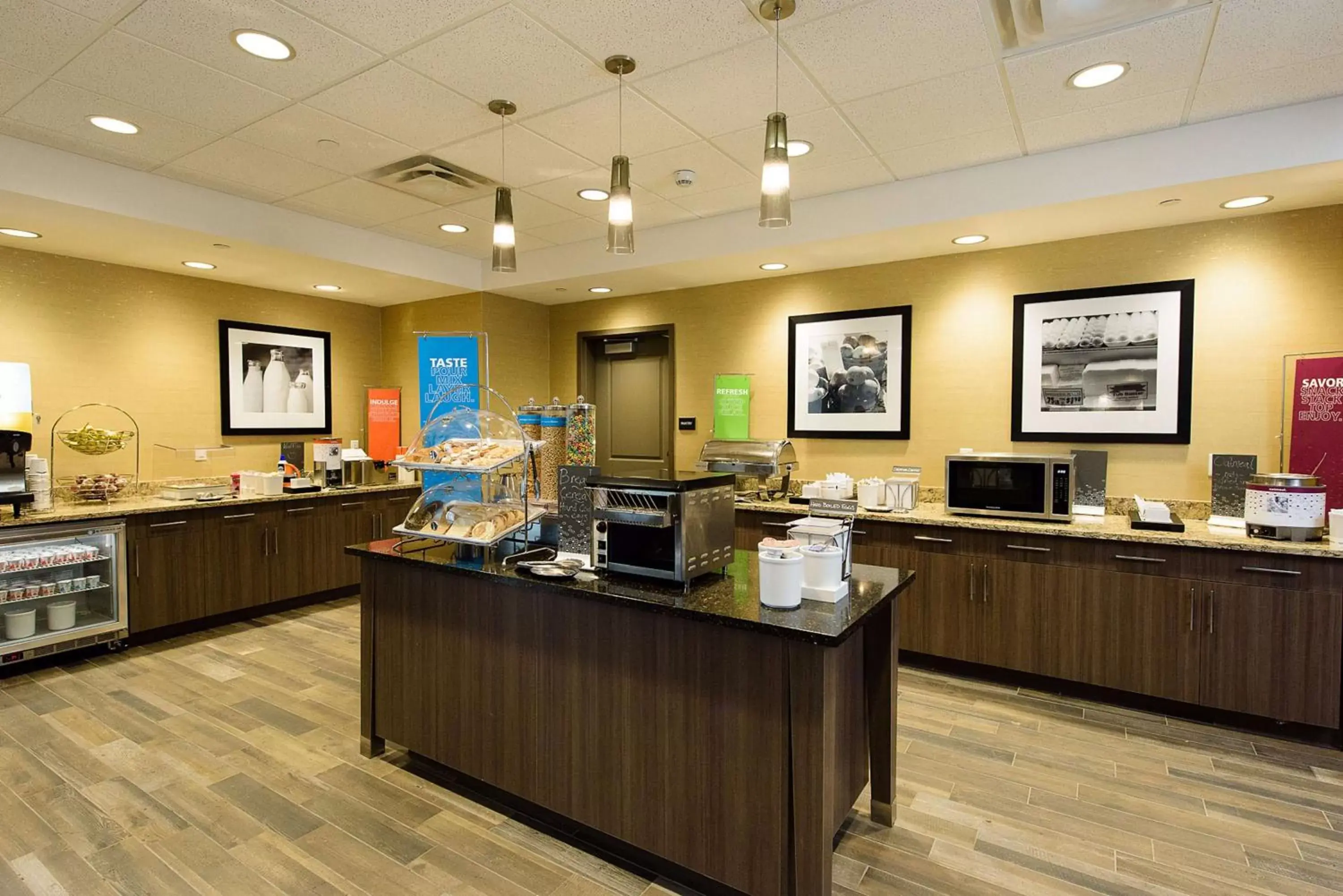 Breakfast, Restaurant/Places to Eat in Hampton Inn Superior Duluth, Wi