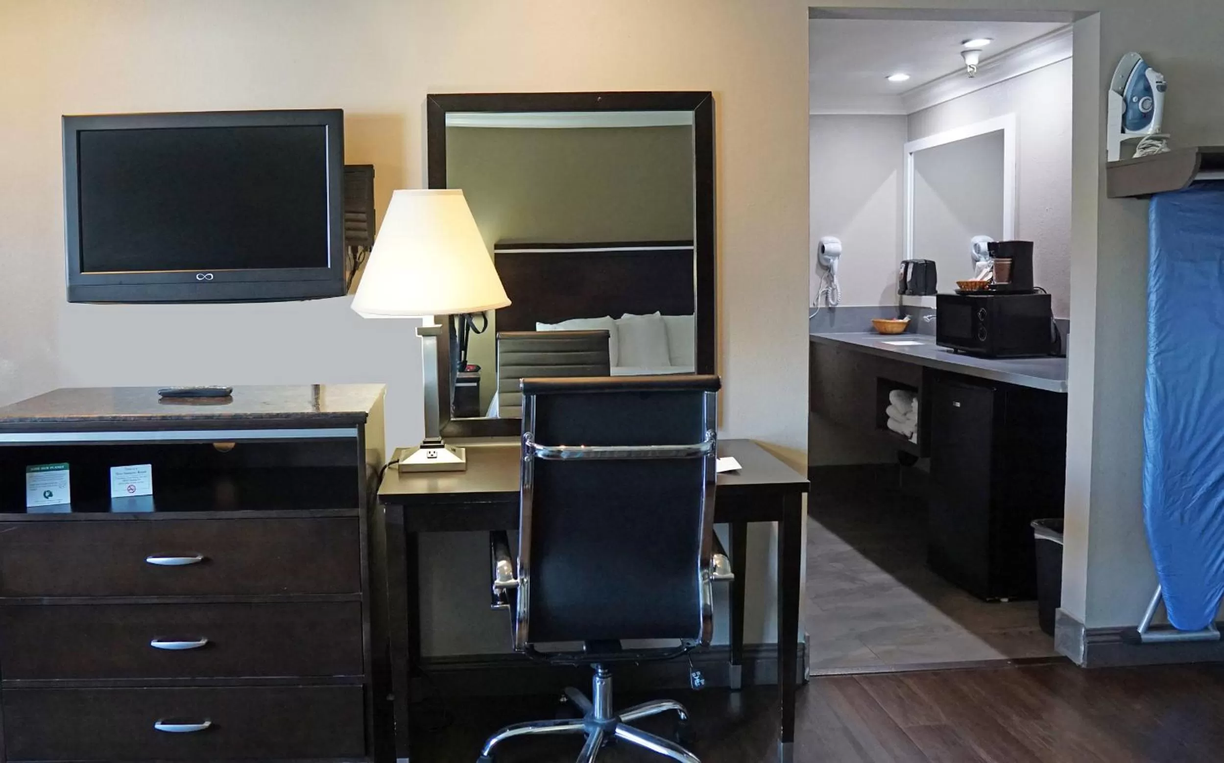 TV and multimedia in Hawthorne Plaza Inn Near LAX