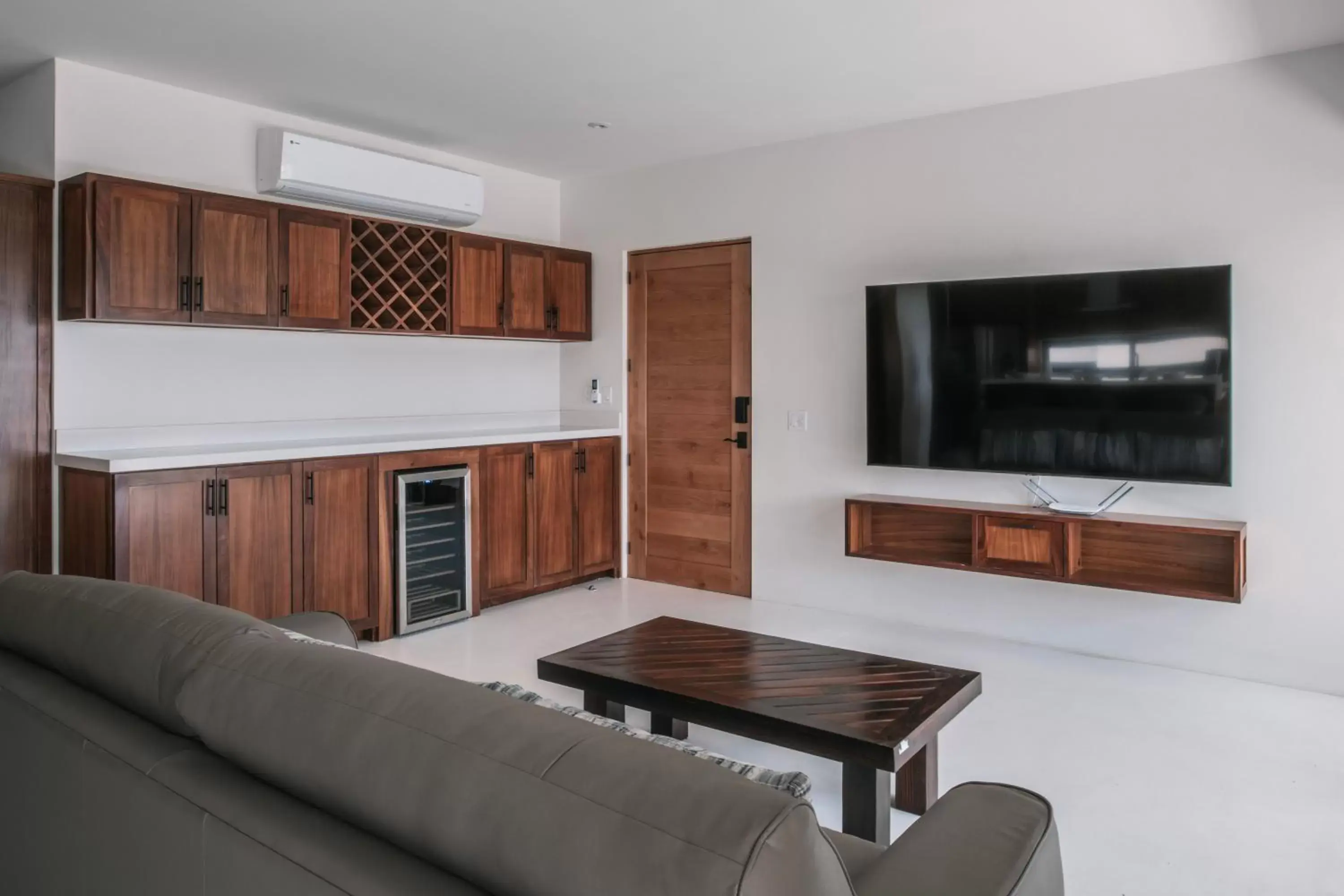 TV and multimedia, Kitchen/Kitchenette in Cerritos Surf Residences