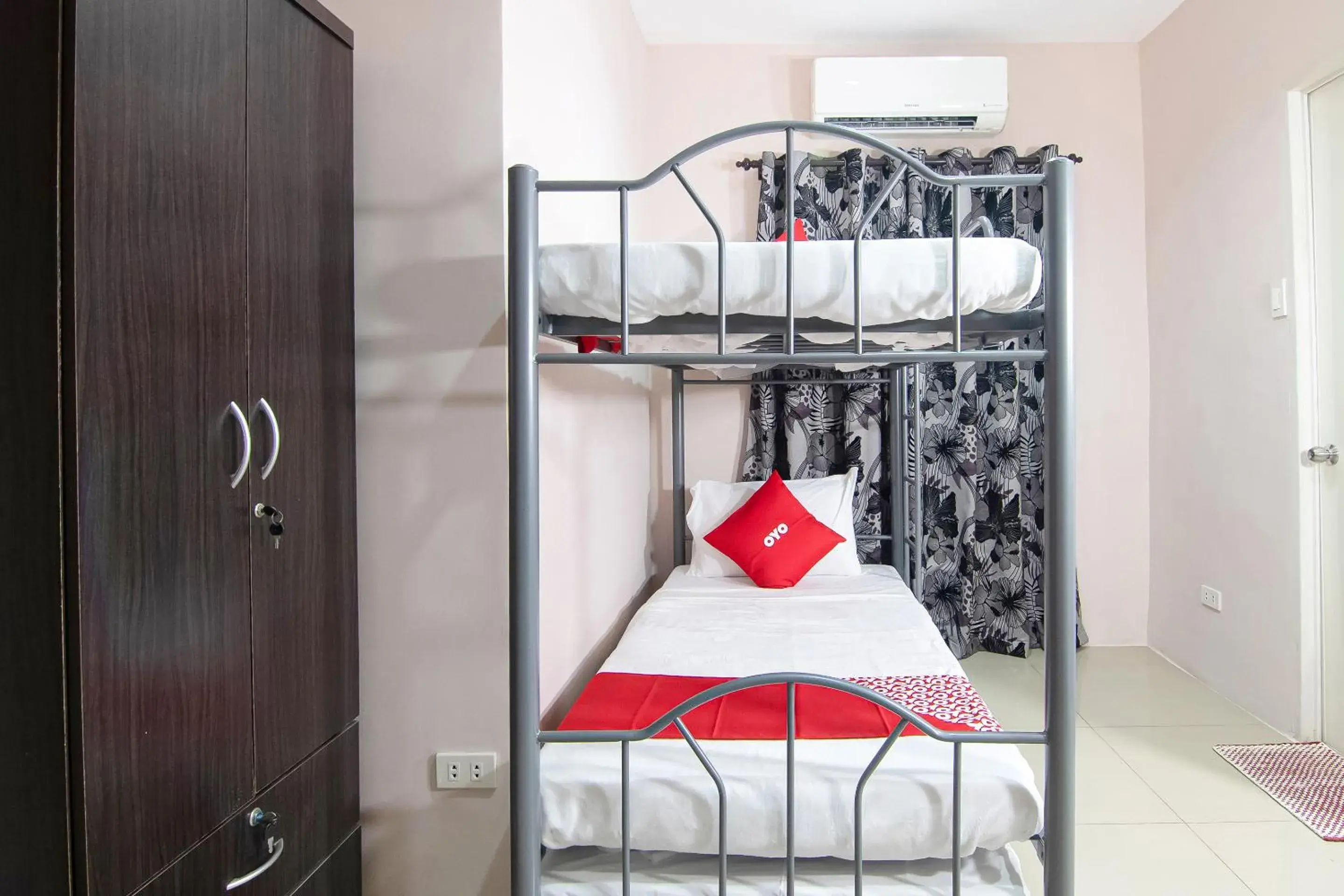 Bed, Bunk Bed in OYO 766 Ichehan Apartments
