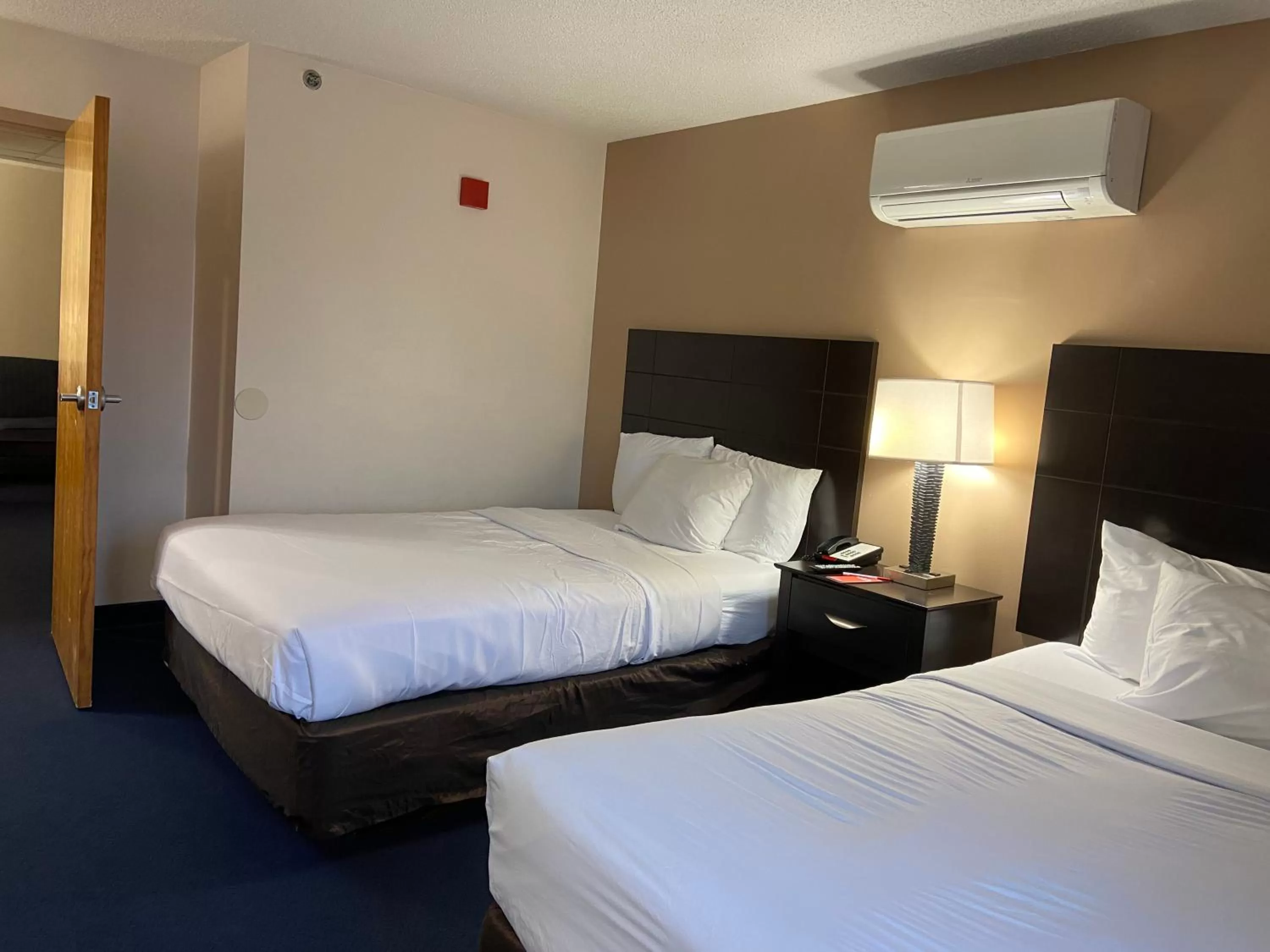 Bed in Econo Lodge Inn & Suites Rehoboth Beach