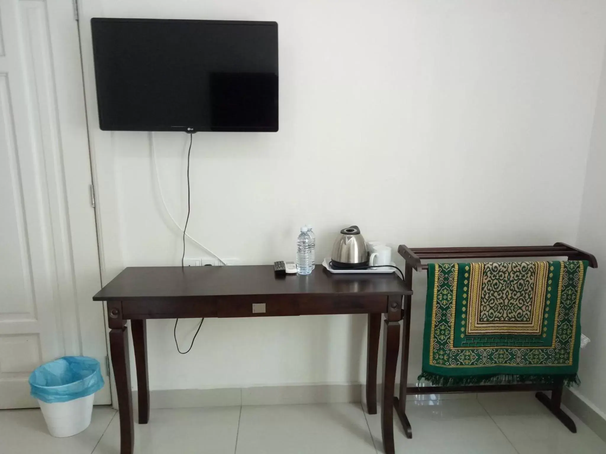 TV and multimedia, TV/Entertainment Center in Hotel Mutiara KGMMB