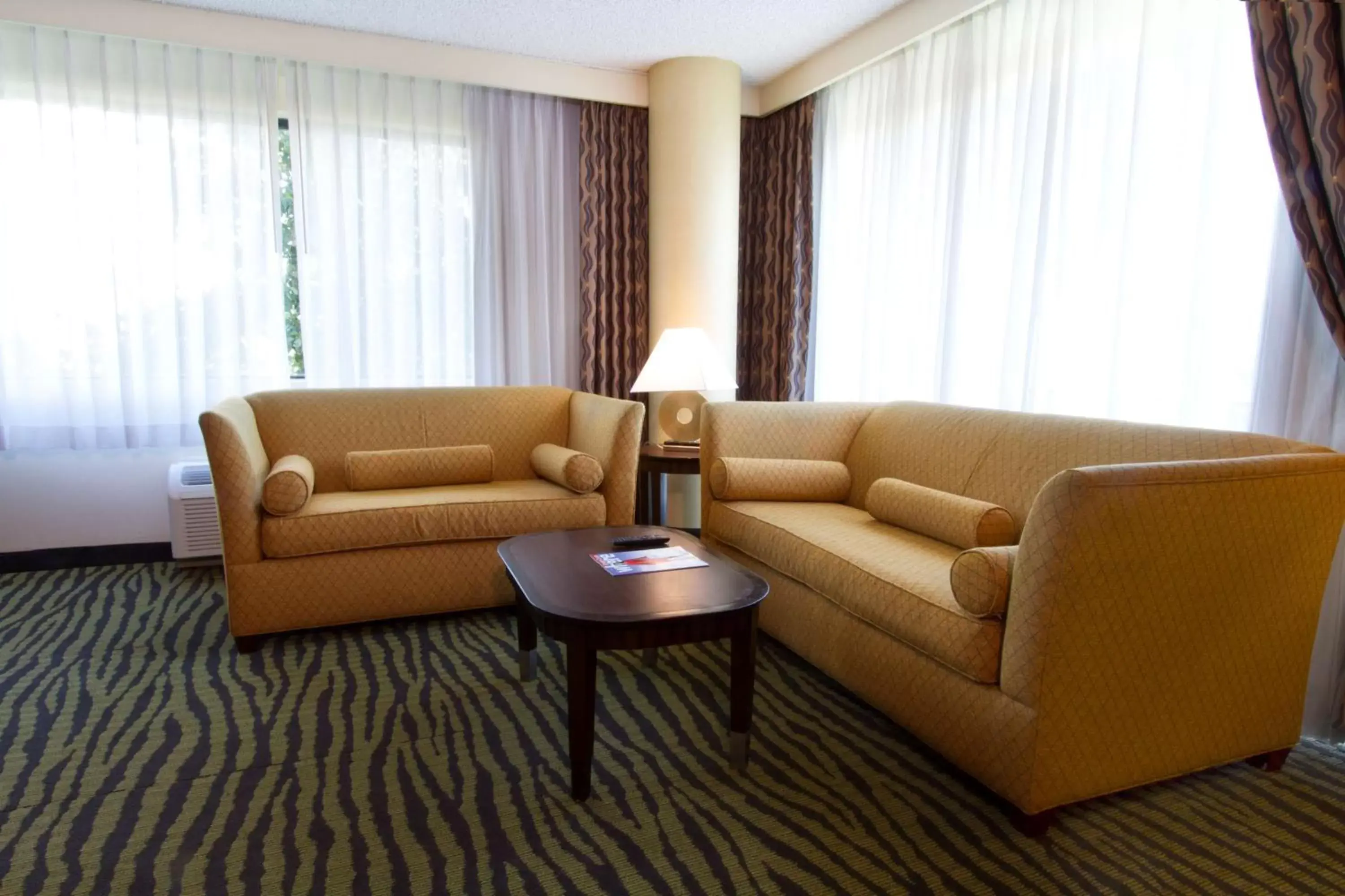 Living room, Seating Area in DoubleTree by Hilton Orange County Airport
