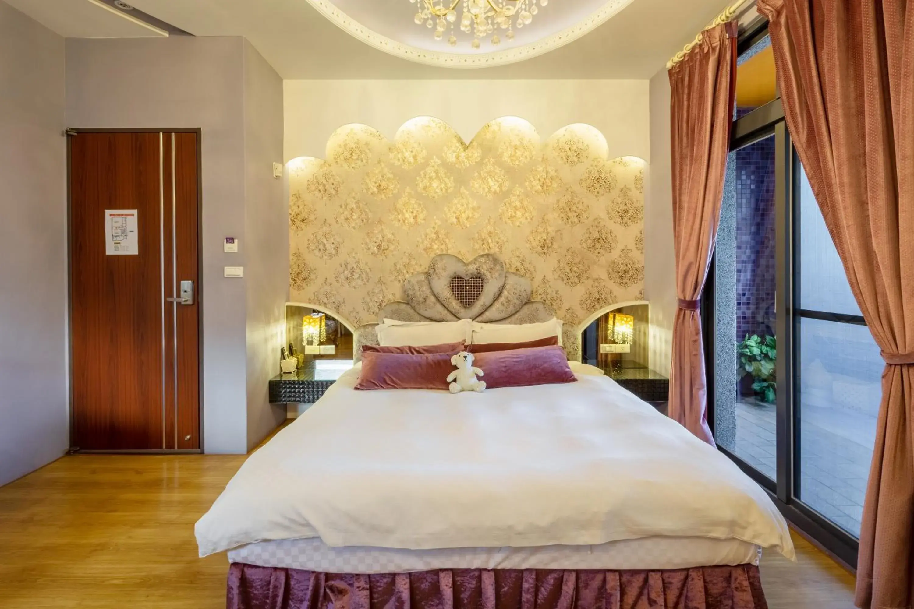 Deluxe Double Room with Balcony in Queen Love Homestay Deluxe Double Room with Balcony in Queen Love Homestay