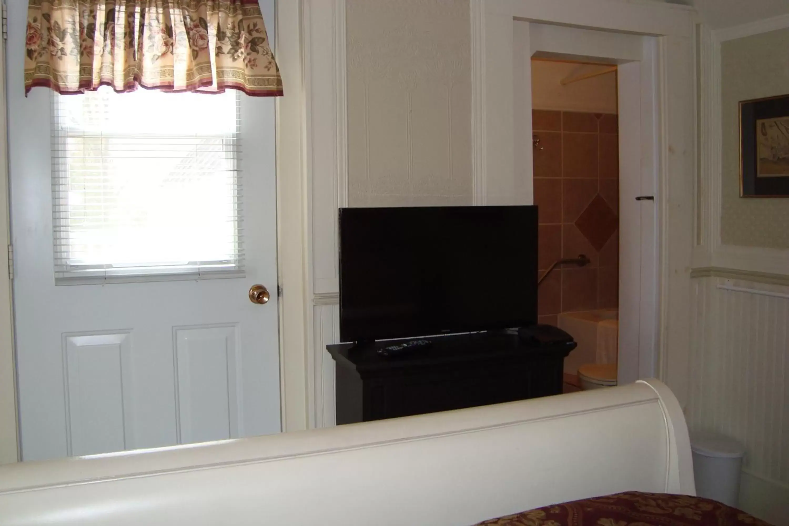 Bedroom, TV/Entertainment Center in Ô Bois Dormant B&B