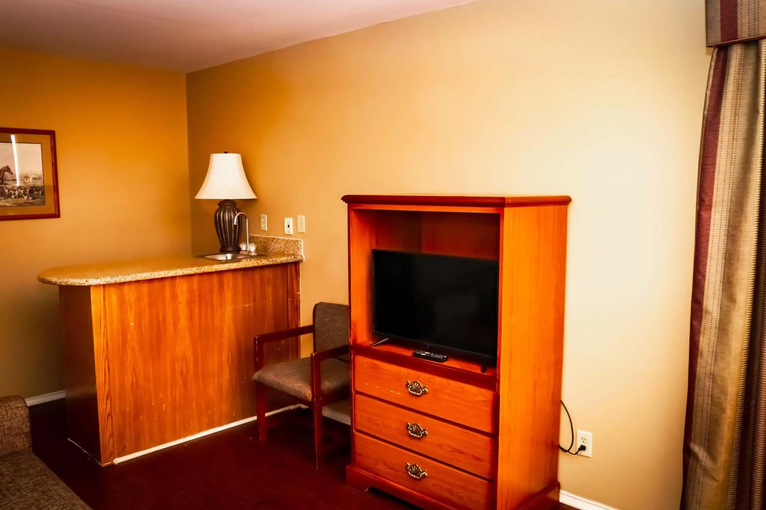Living room, TV/Entertainment Center in SureStay Hotel by Best Western Sonora