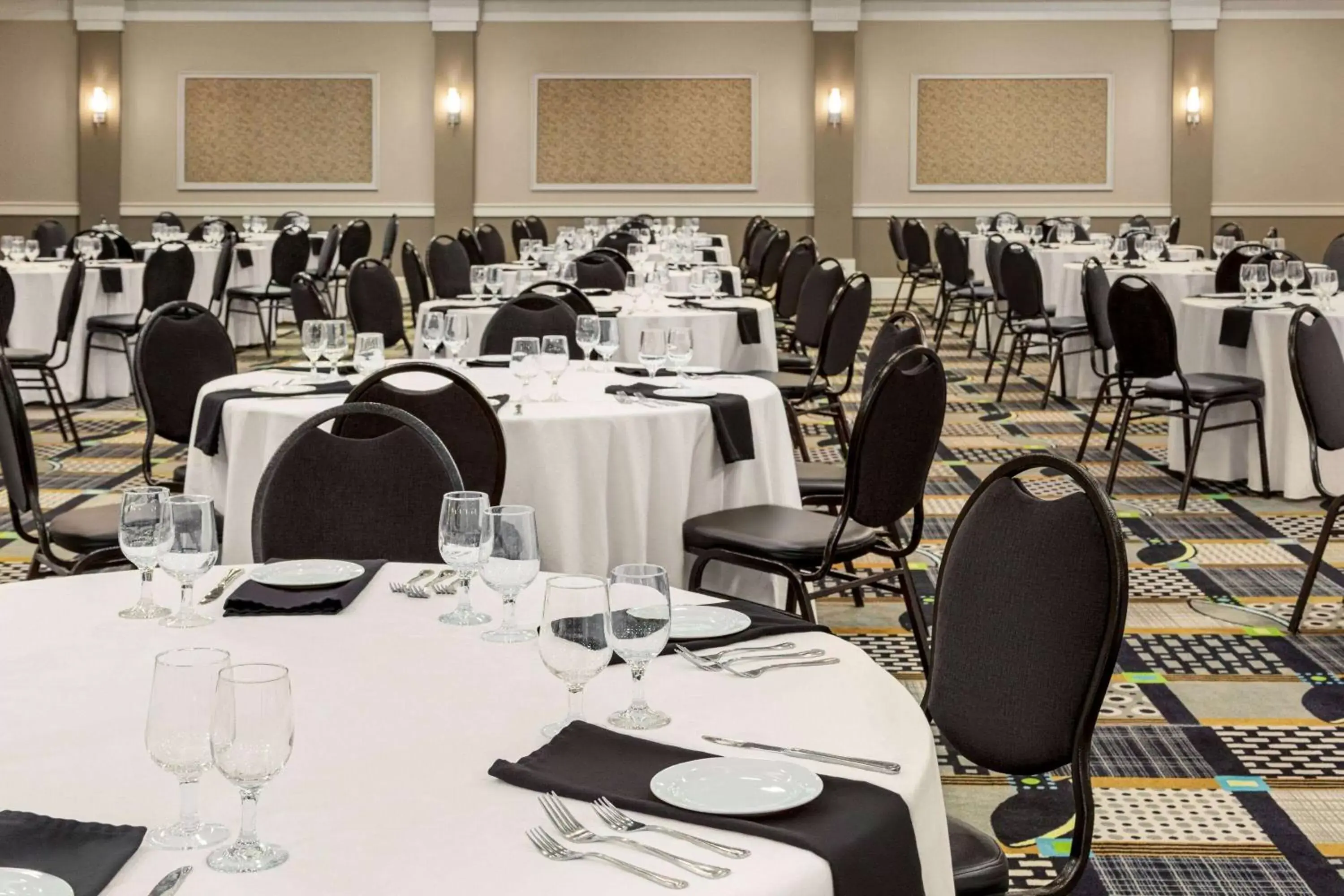 Banquet/Function facilities, Restaurant/Places to Eat in Royal Hotel Edmonton Airport Trademark Collection By Wyndham