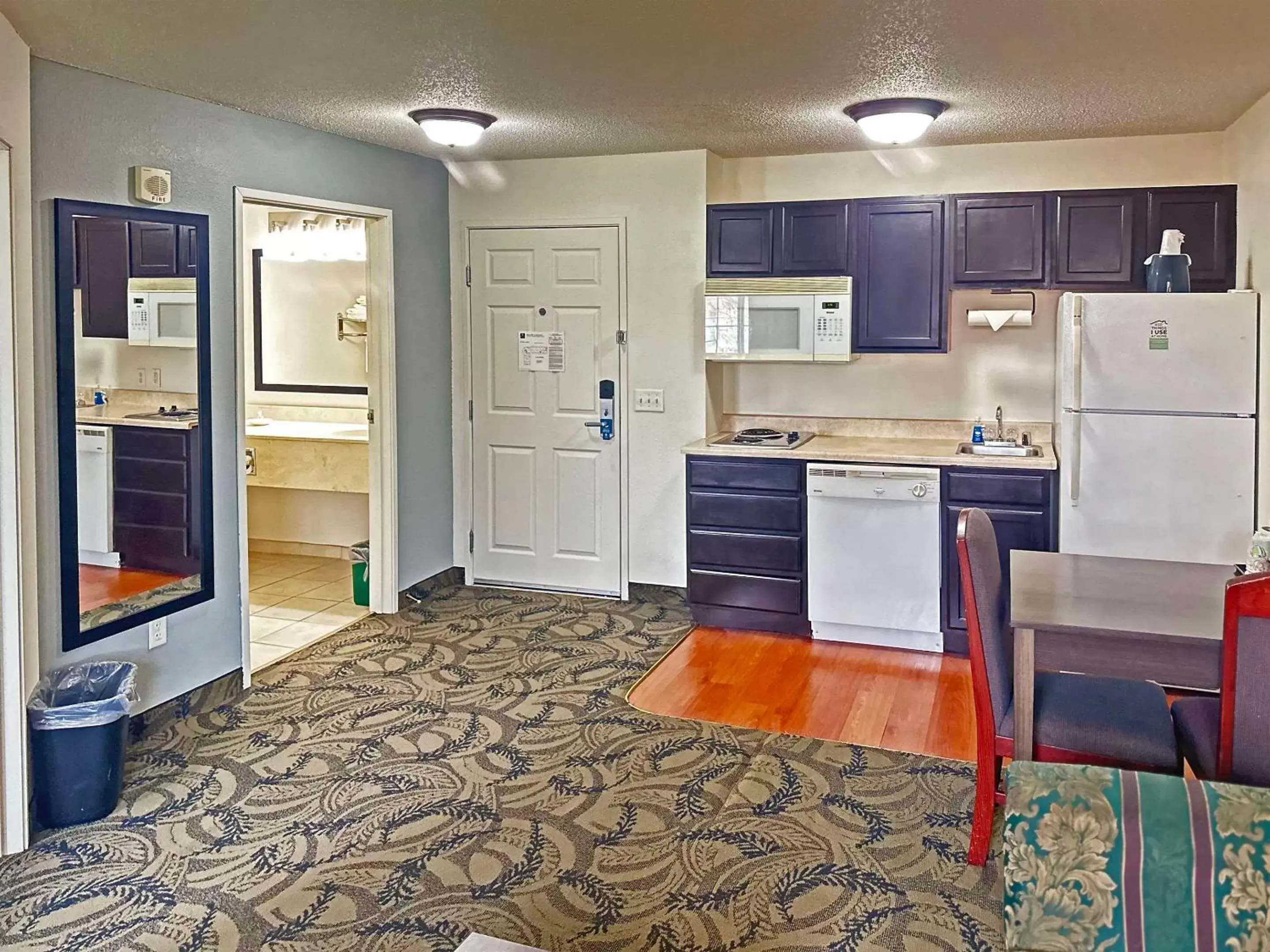 Bedroom, Kitchen/Kitchenette in MainStay Suites Madison East