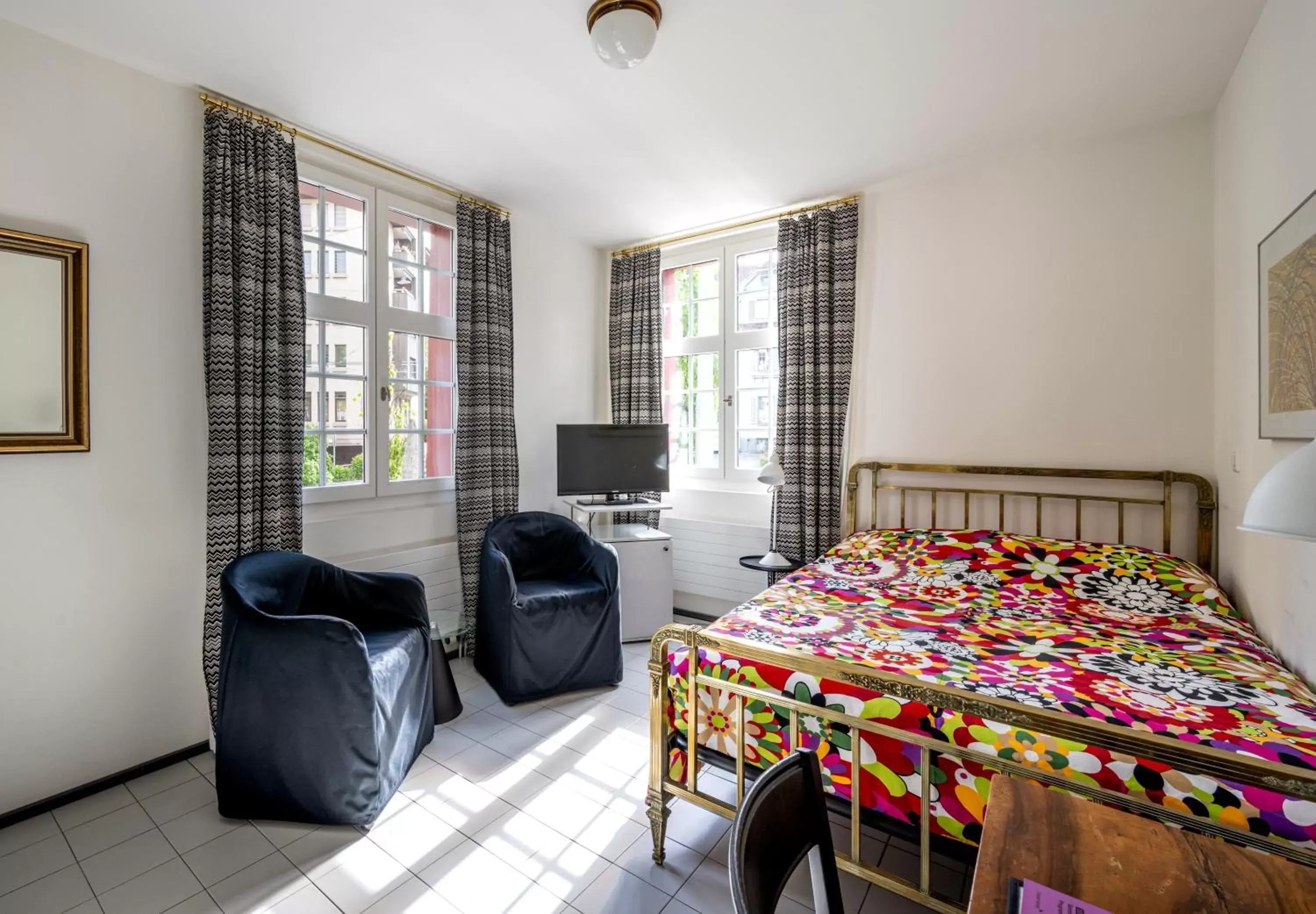 Bed, Seating Area in Hotel Hofgarten Luzern